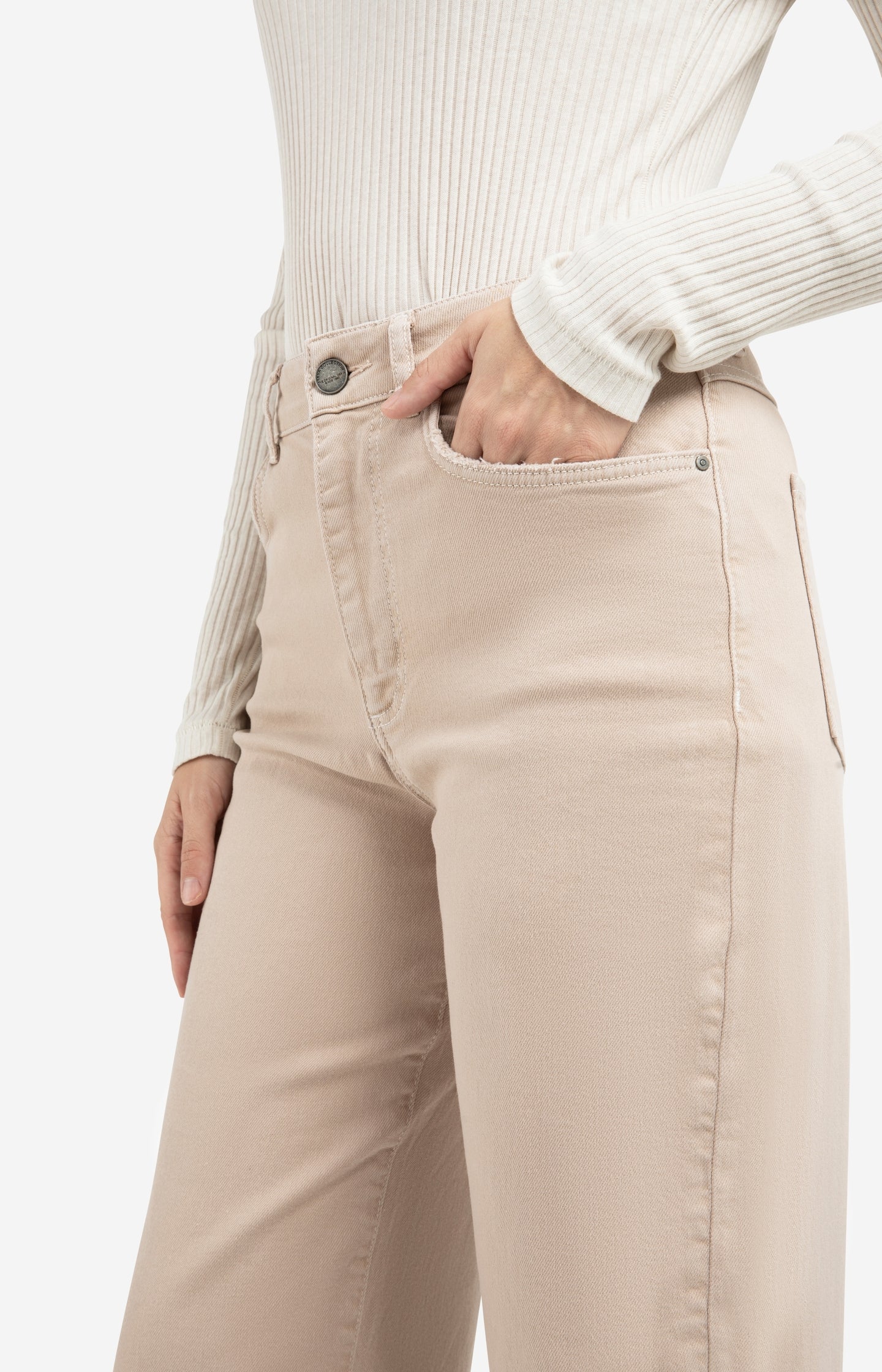 High-waist beige jeans with loose fit