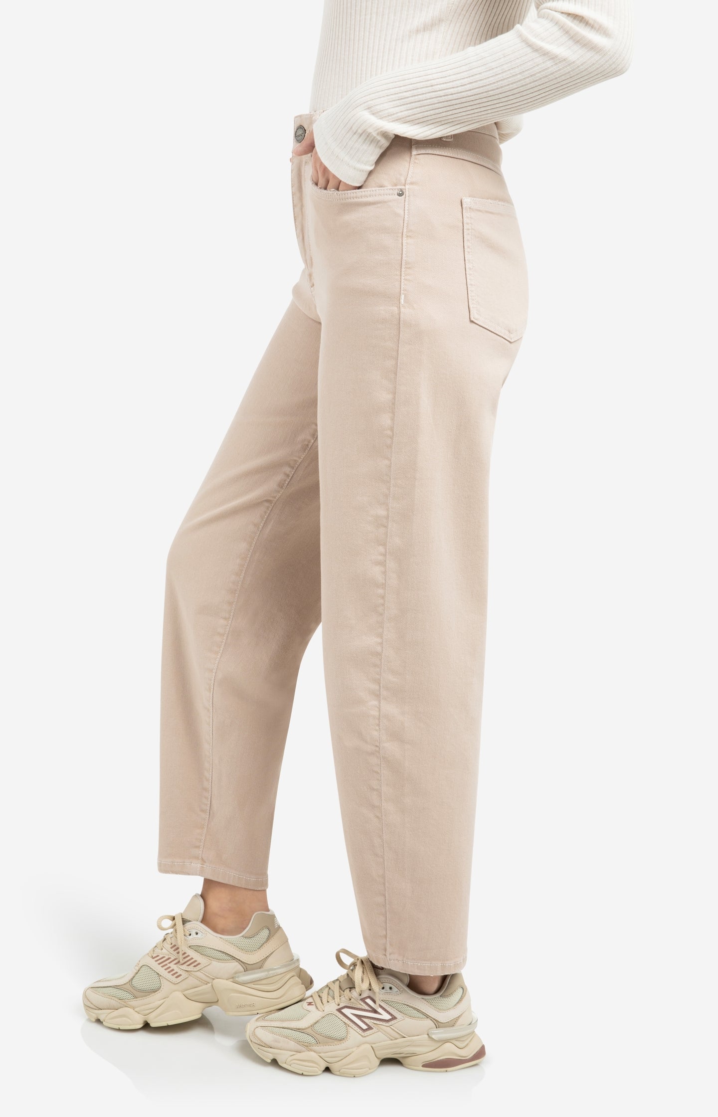 High-waist beige jeans with loose fit