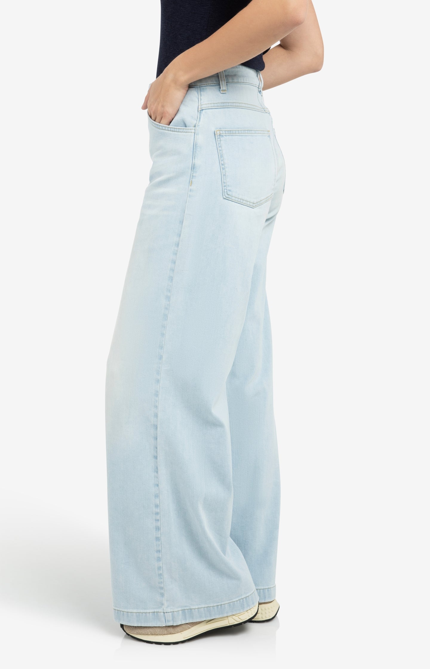 High-waist jeans with extra wide legs (L34)