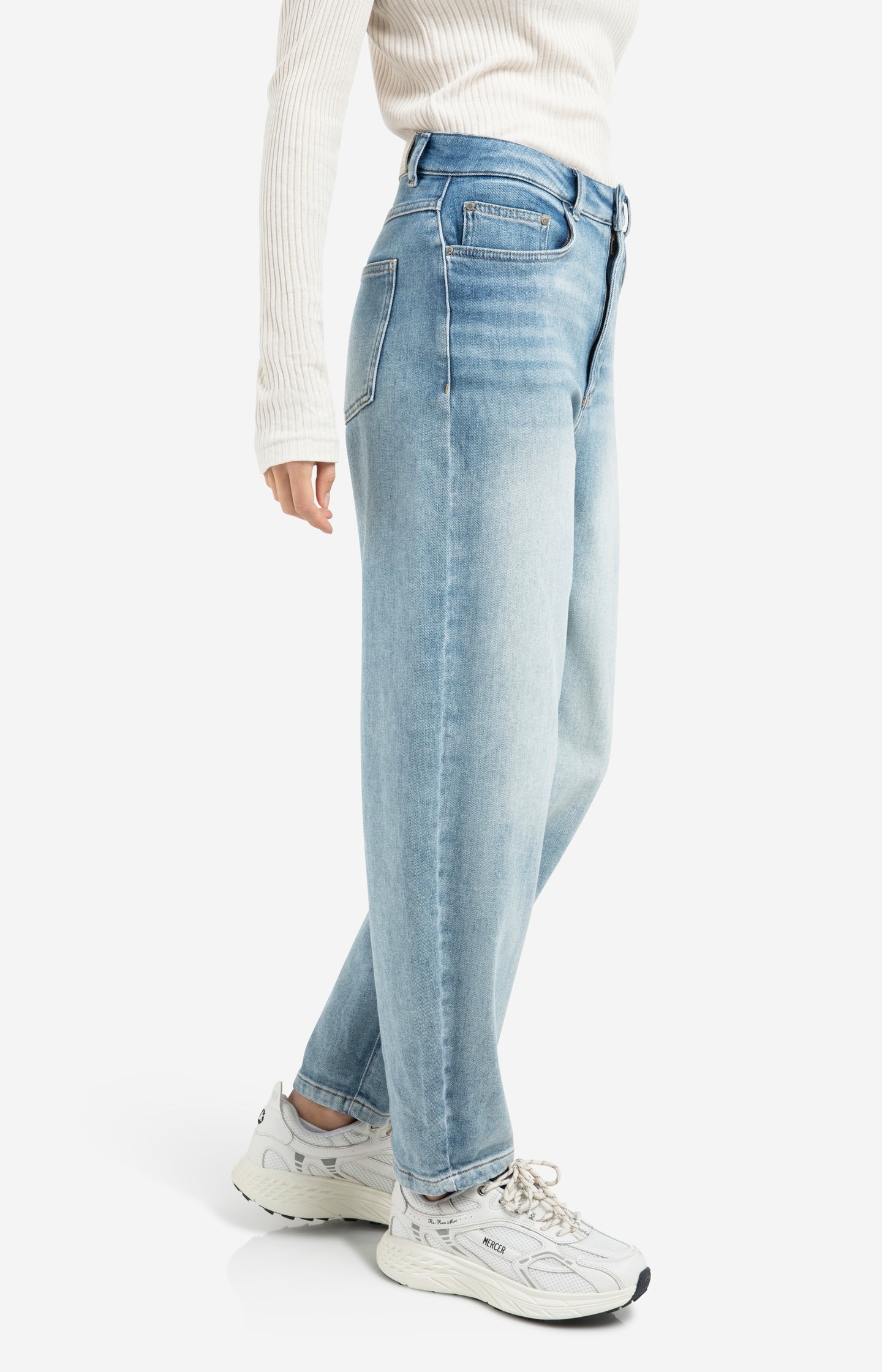 High waist jeans with loose fit and light wash