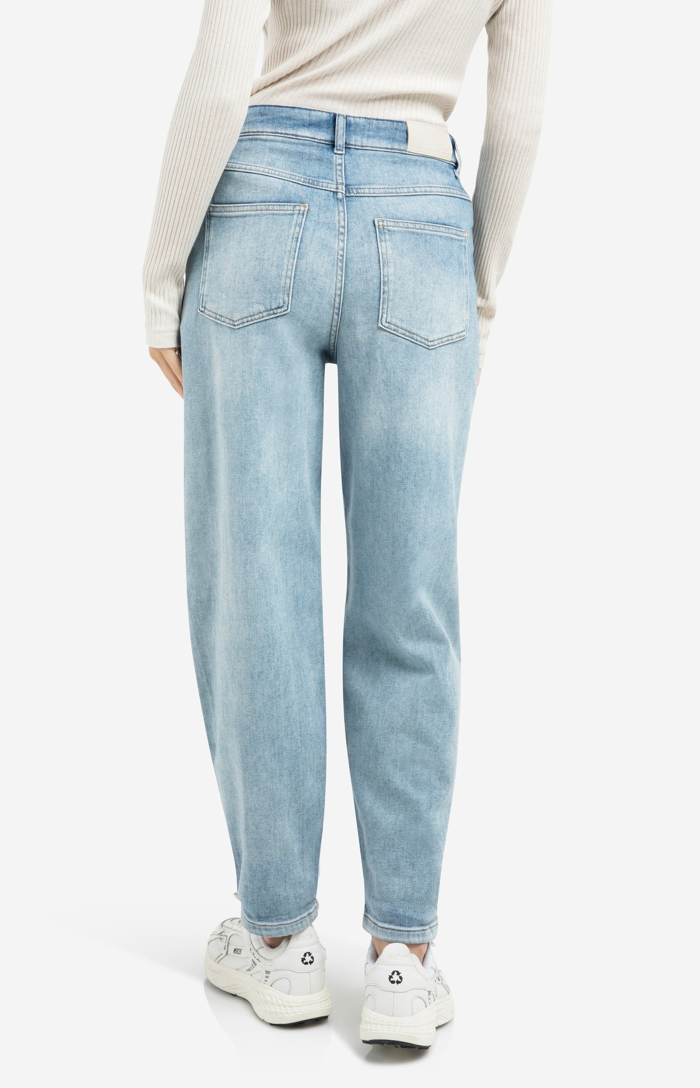 High waist jeans with loose fit and light wash
