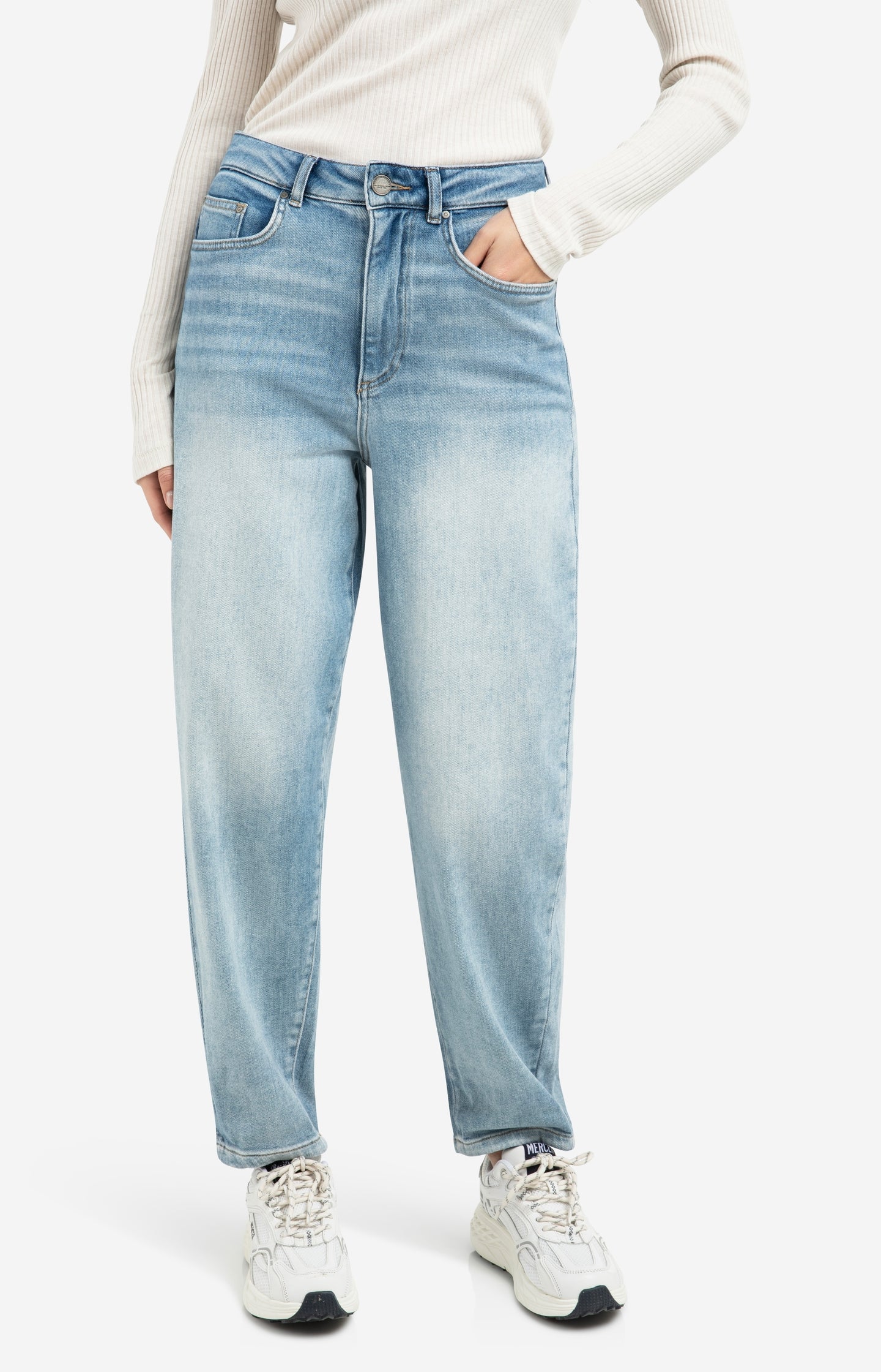 High waist jeans with loose fit and light wash