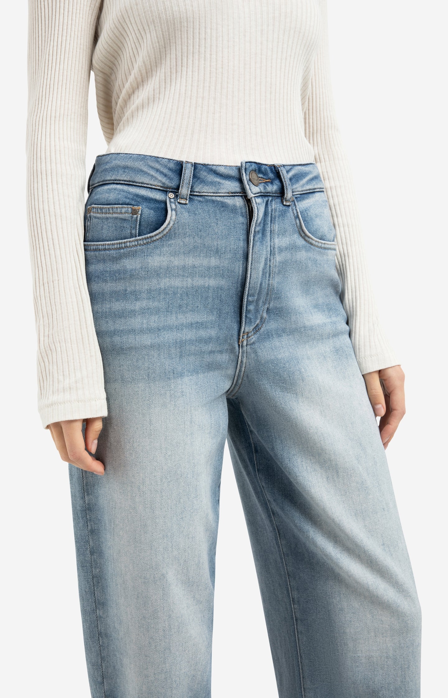 High-waist jeans with loose fit and roll-up legs