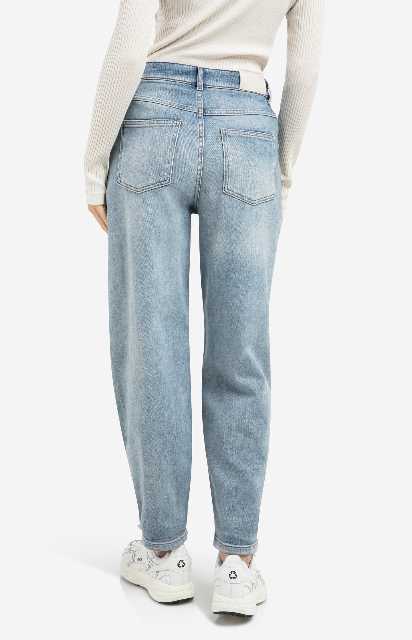 High-waist jeans with loose fit and roll-up legs