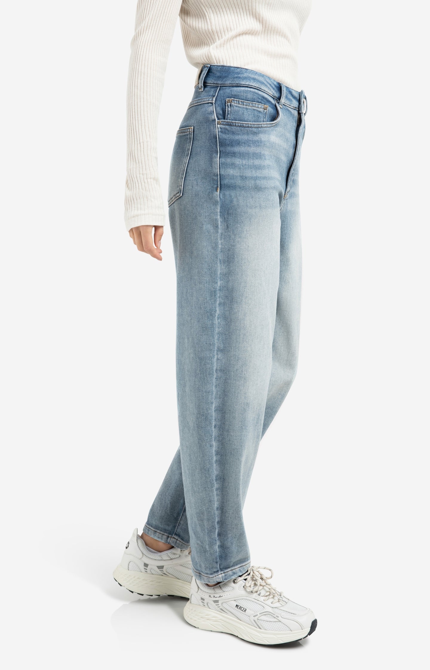 High-waist jeans with loose fit and roll-up legs