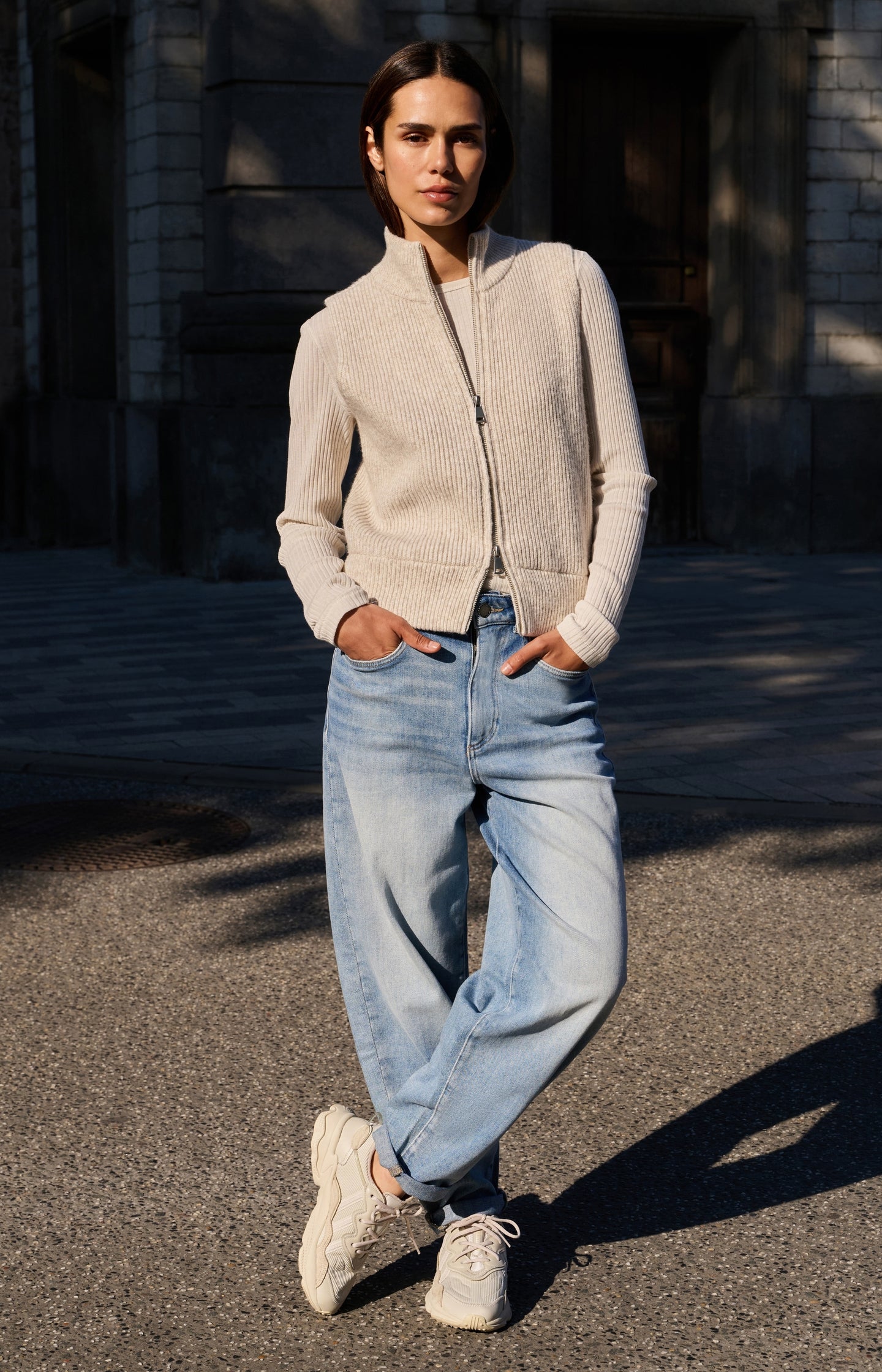 High-waist jeans with loose fit and roll-up legs