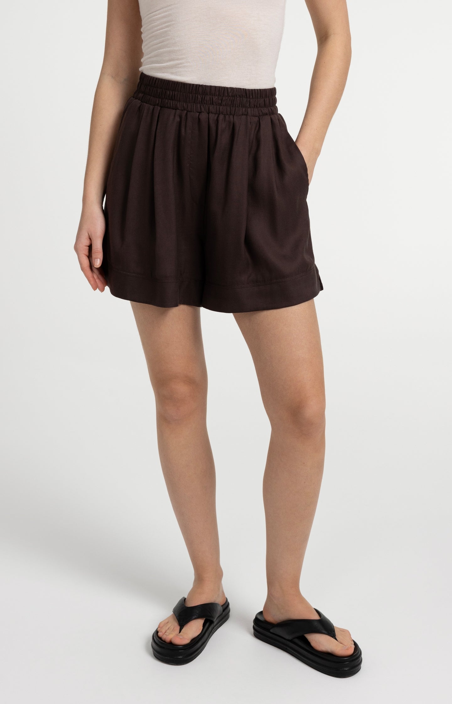 High-waist shorts with elastic waistband