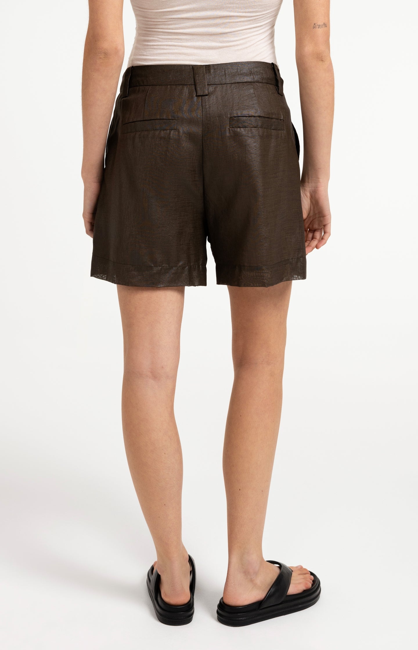 High-waist shorts with subtle sheen - Type: video