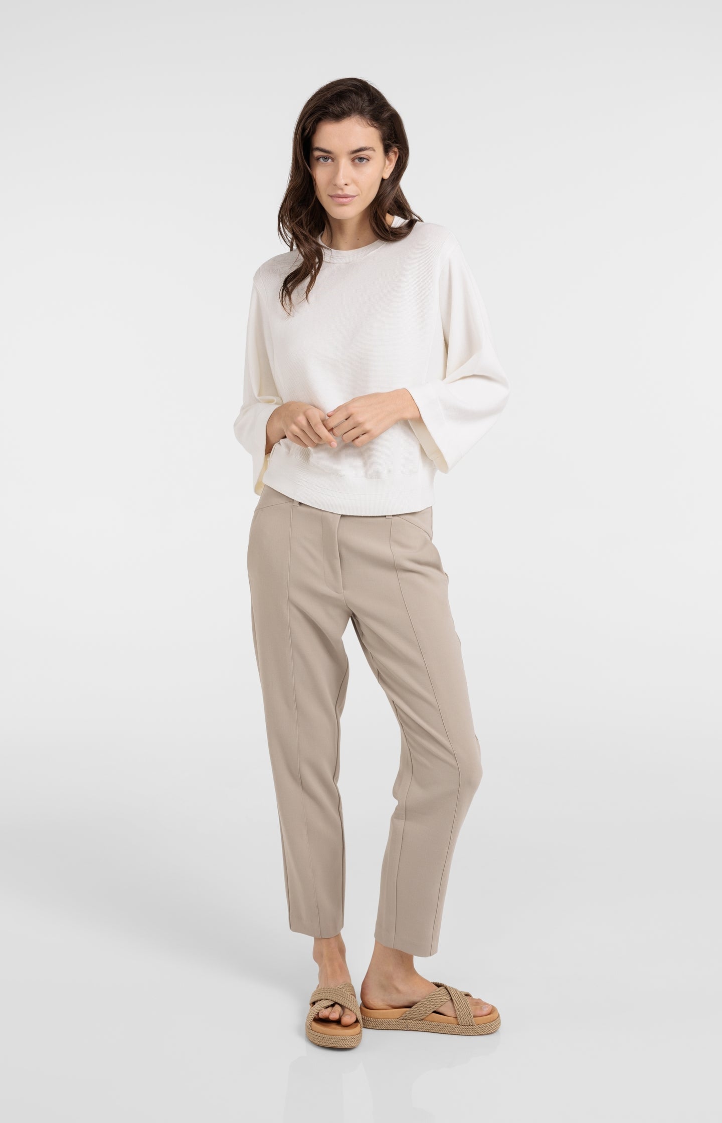 High-waist trousers with belt