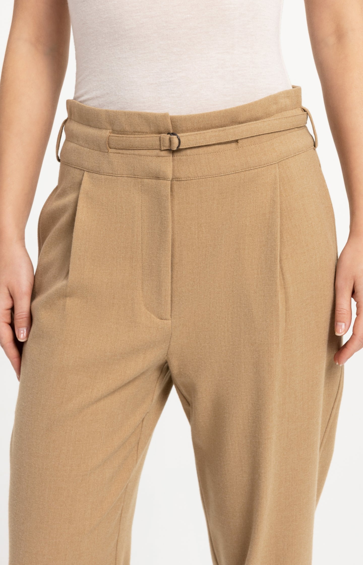 High-waist trousers with belt detail