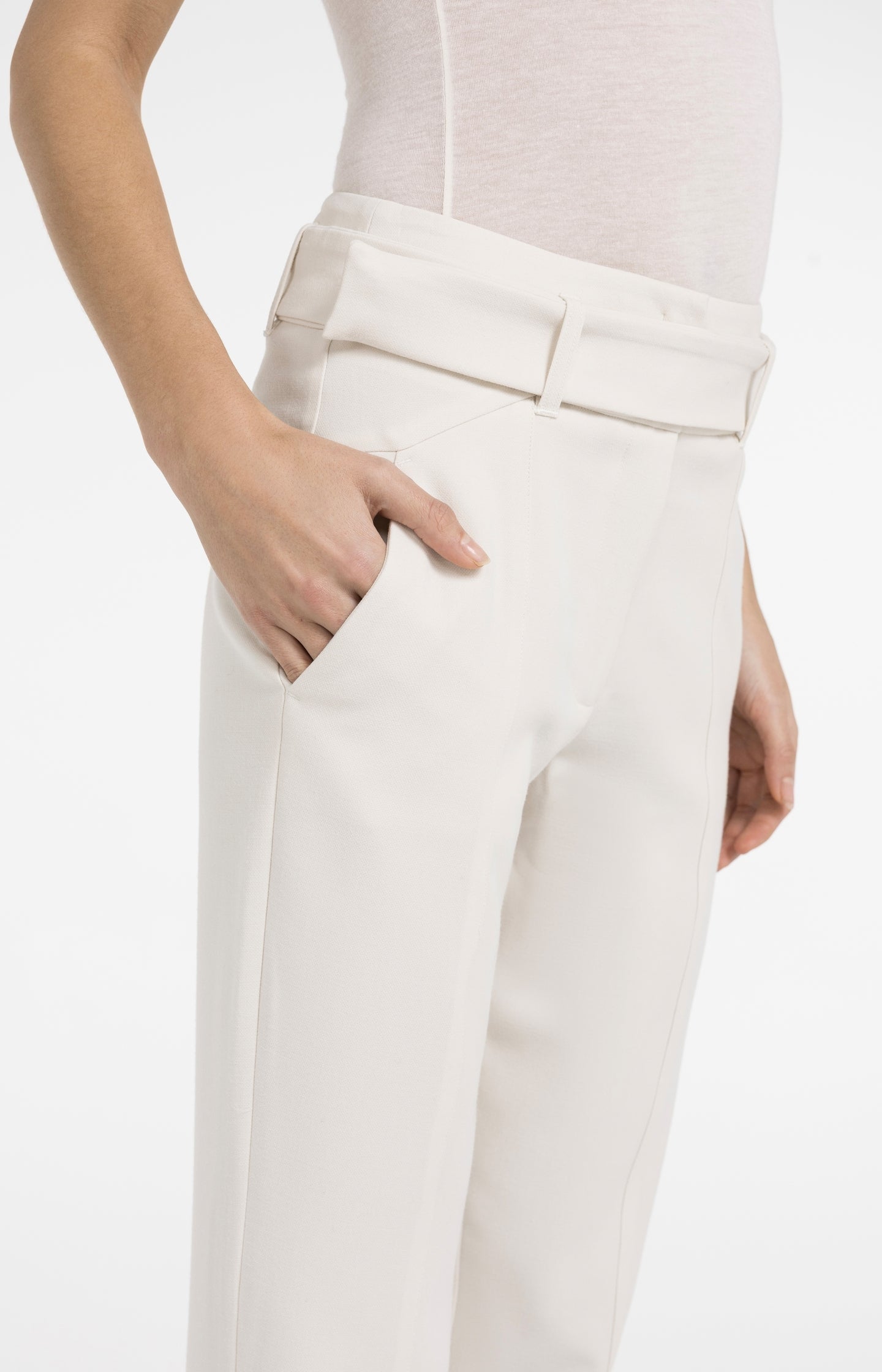 High-waist trousers with belt