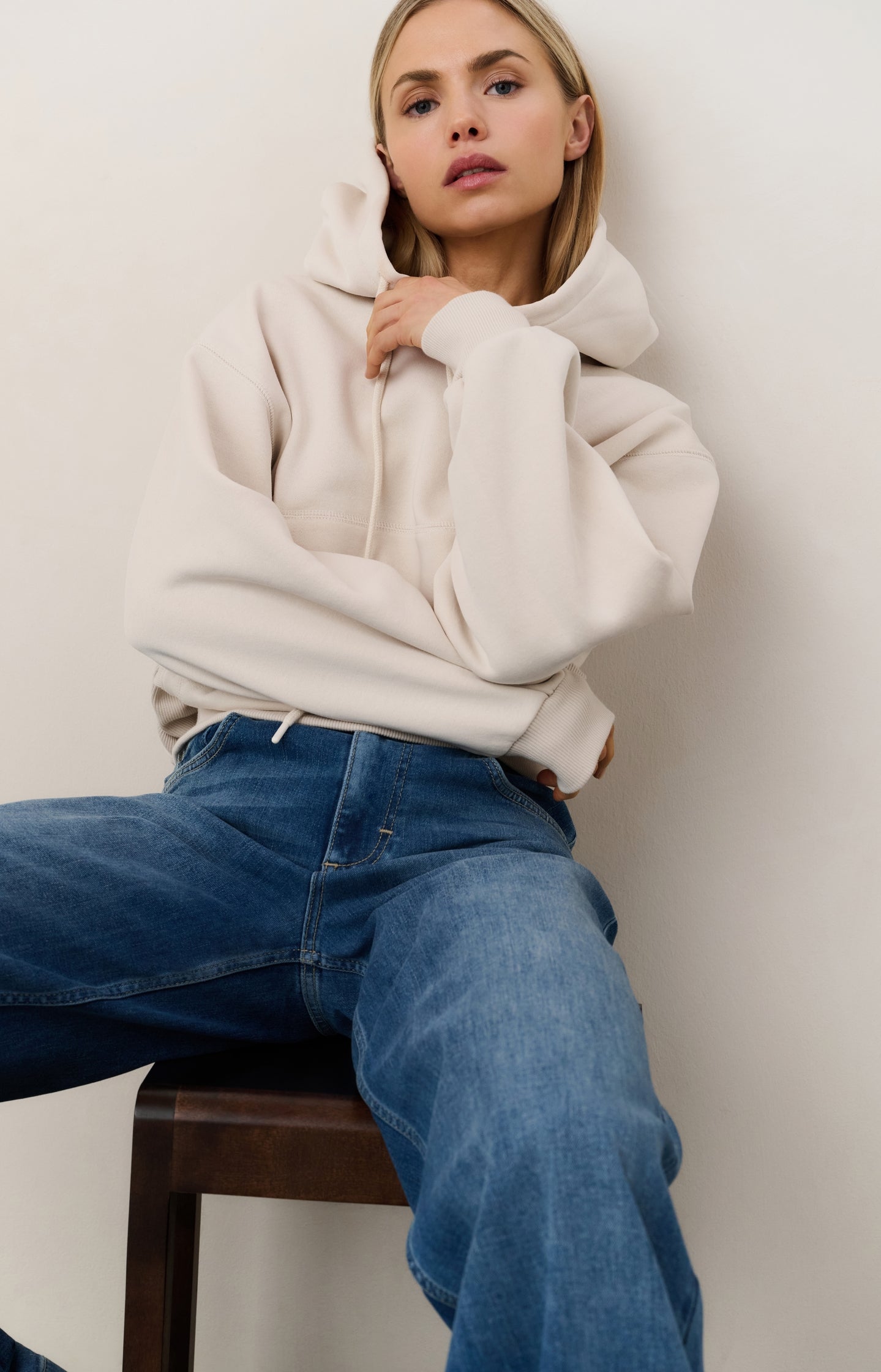 Hoodie with pleated hem