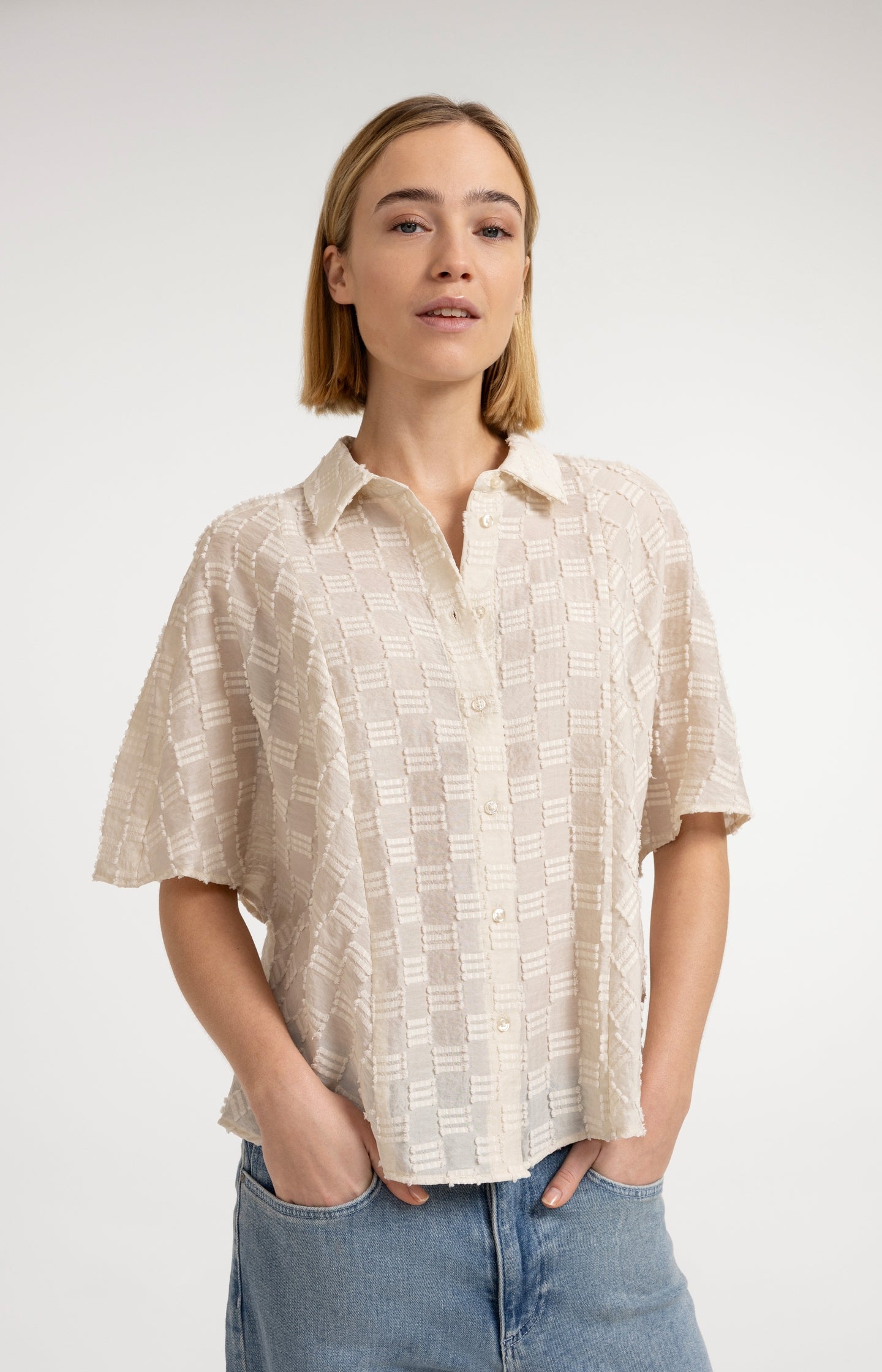 Jacquard blouse with short wide sleeves