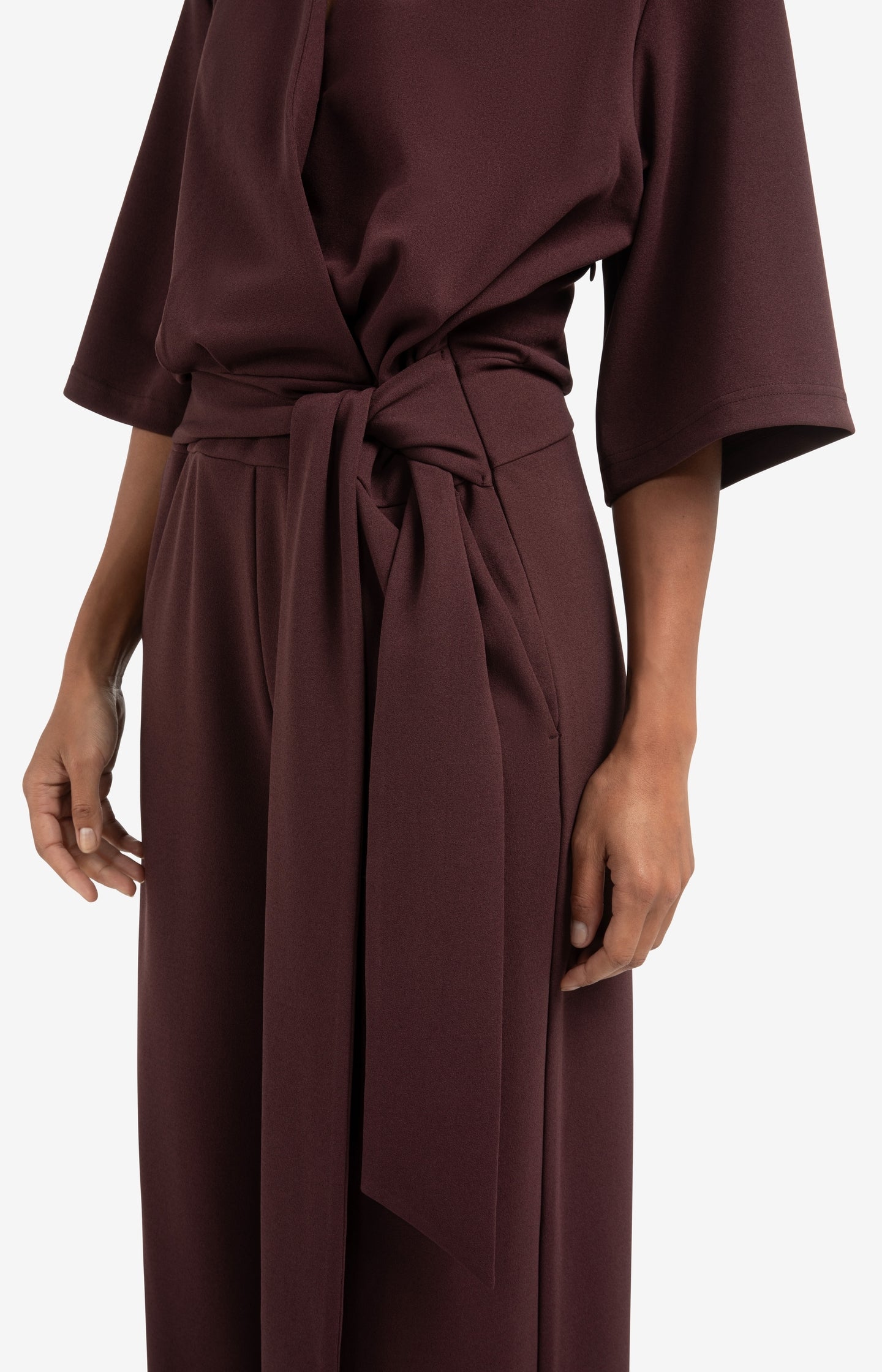 Paarse jersey jumpsuit met korte mouwen en strikceintuur