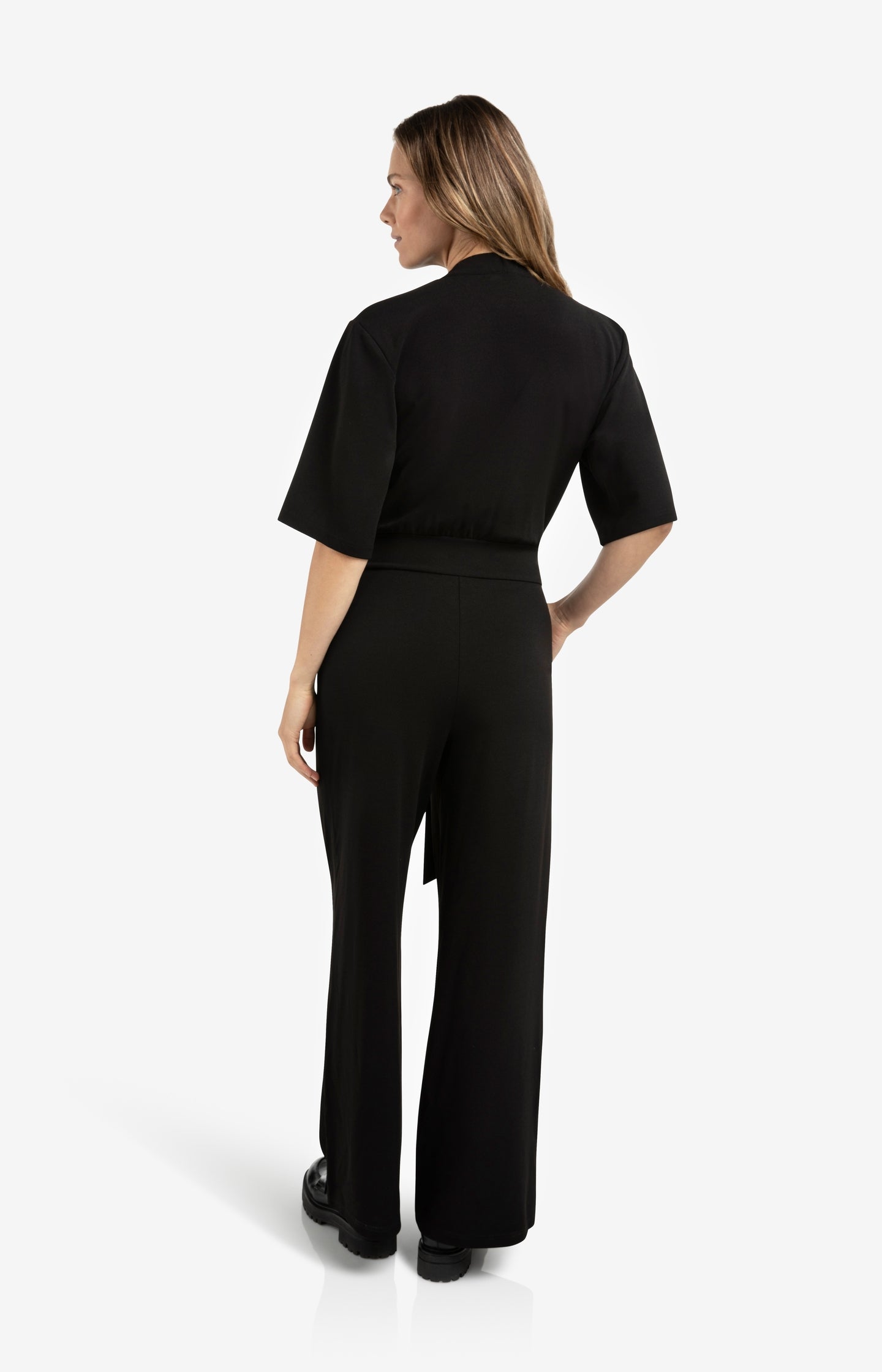 Zwarte jersey jumpsuit met korte mouwen en strikceintuur