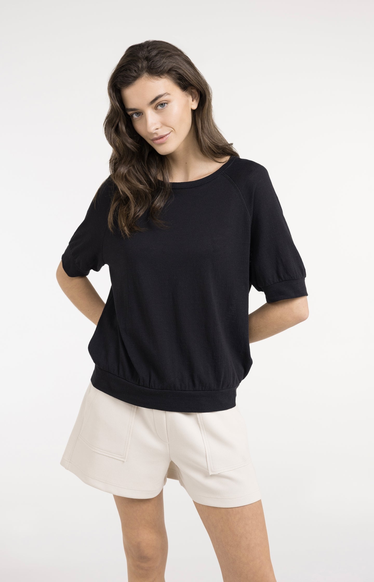 Jersey shorts with cargo pockets and elastic waist