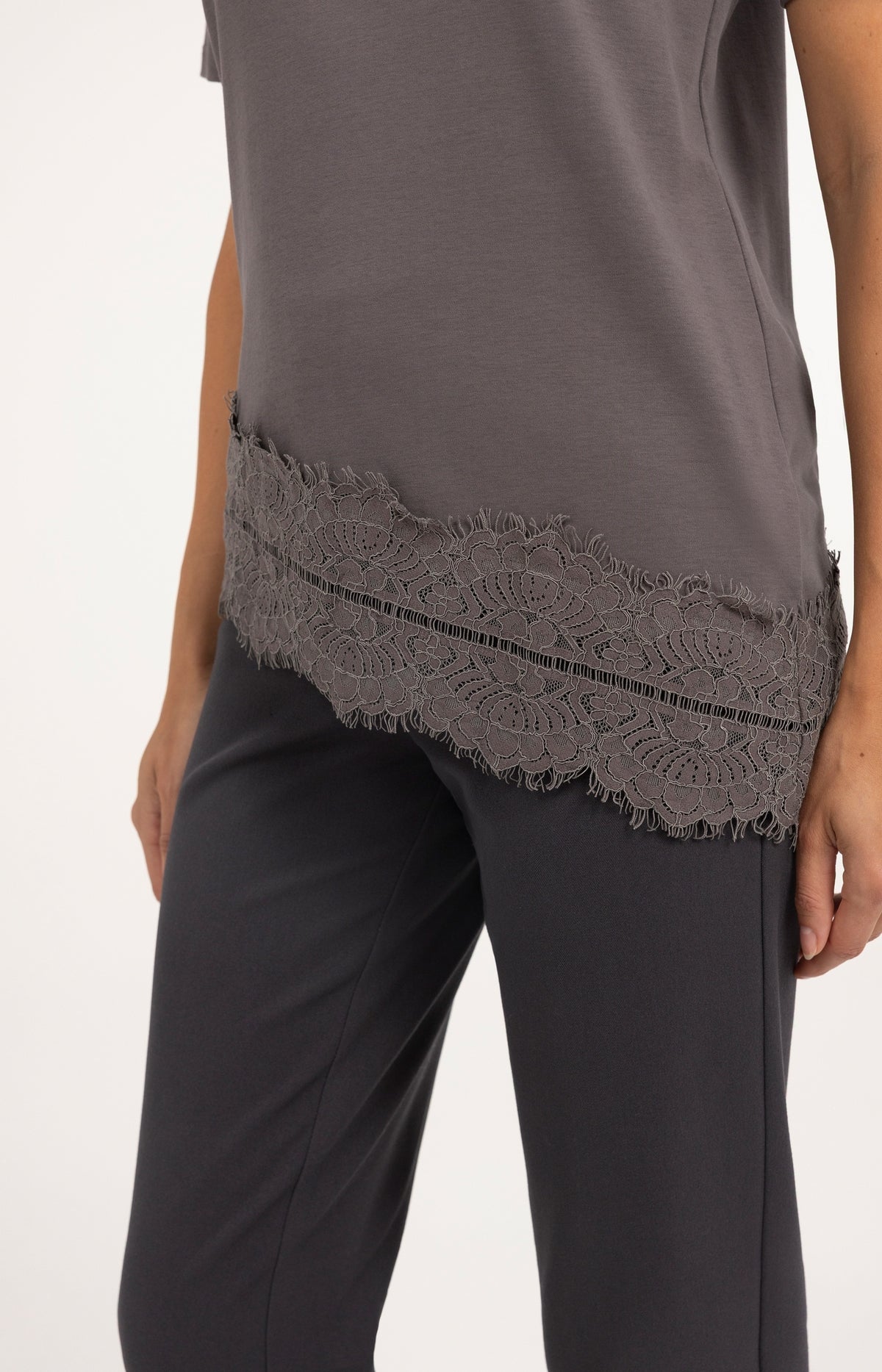 Jersey T-shirt with lace hem - Pavement Grey