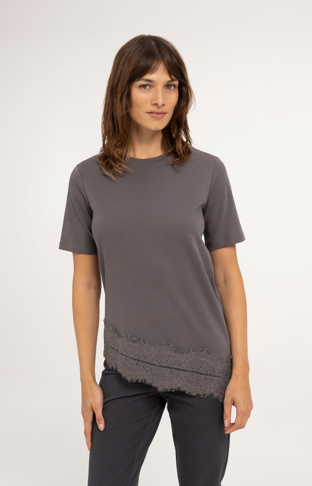 Jersey T-shirt with lace hem - Pavement Grey