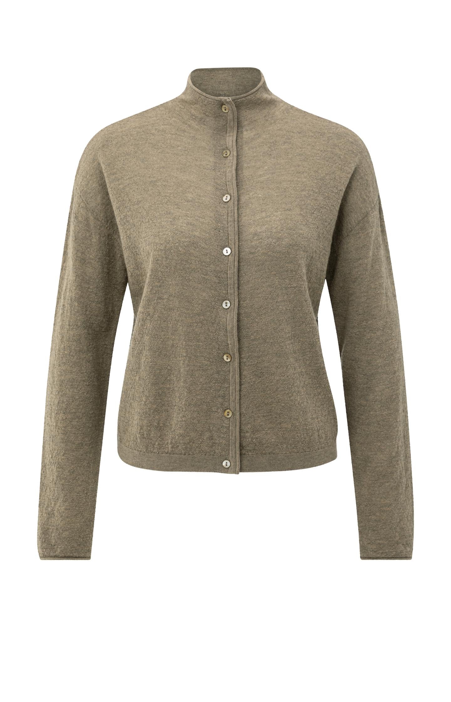 Gebreide cardigan met opstaande kraag en knoopsluiting in een zachte olijfgroene tint. De subtiele structuur en natuurlijke kleur maken dit een tijdloze toevoeging aan je garderobe. Combineer moeiteloos met lichte of aardetinten voor een rustige, elegante look – YAYA