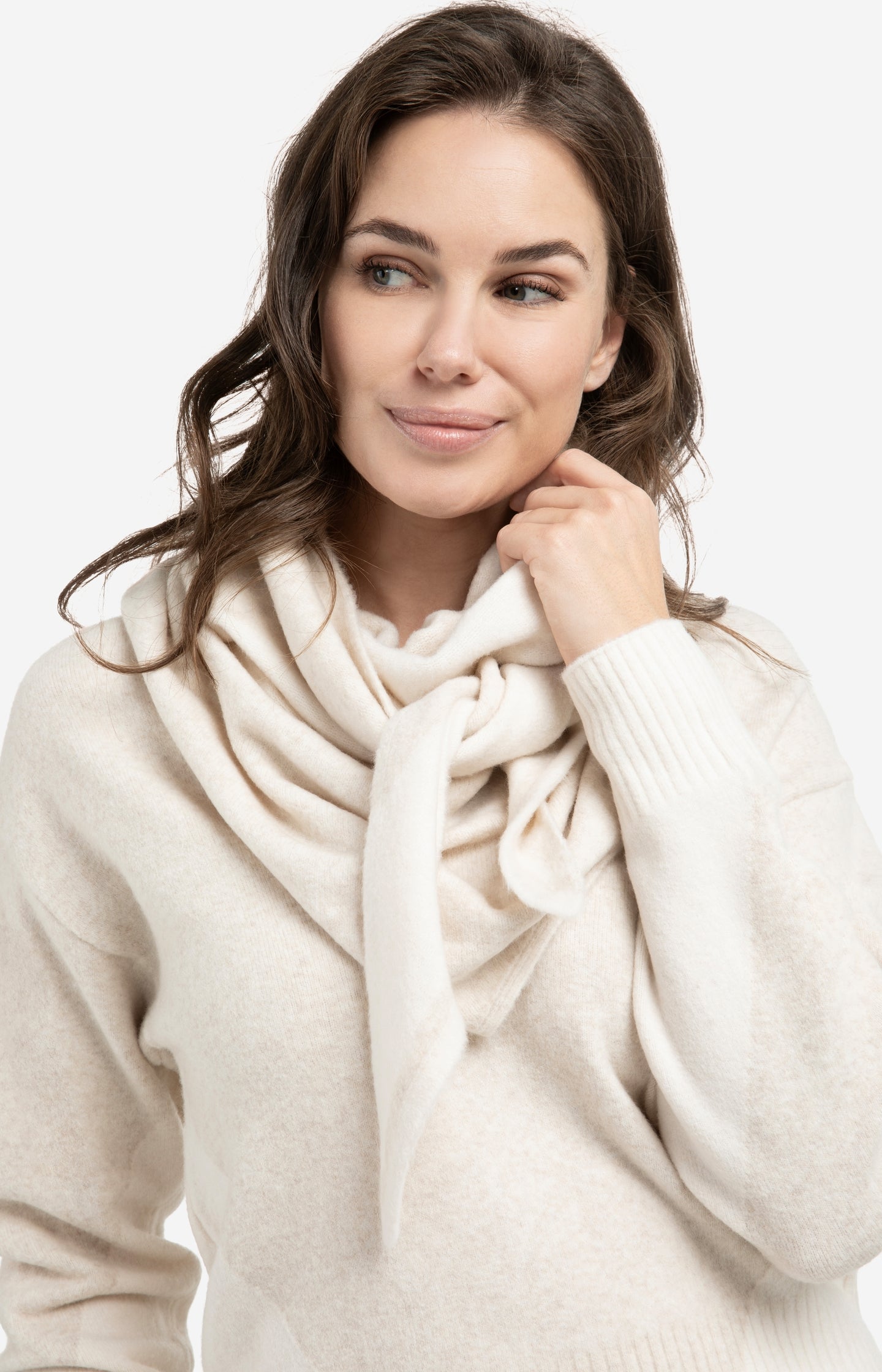 Knitted scarf in tonal shades - Type: product