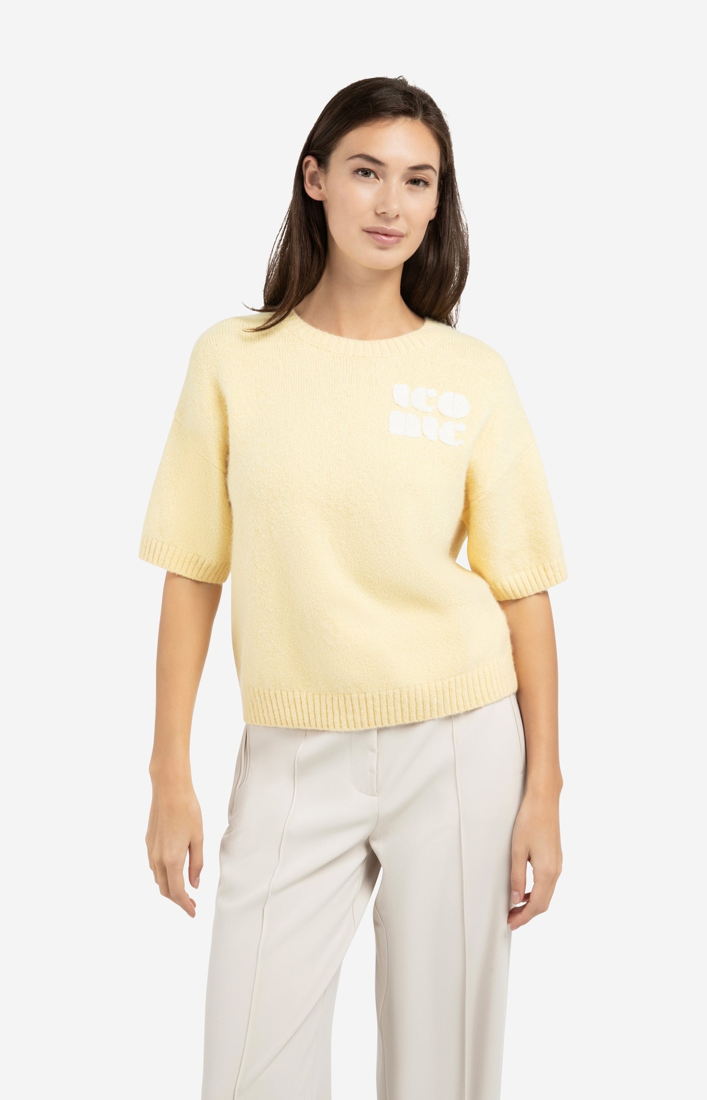 Knitted short sleeve sweater with artwork