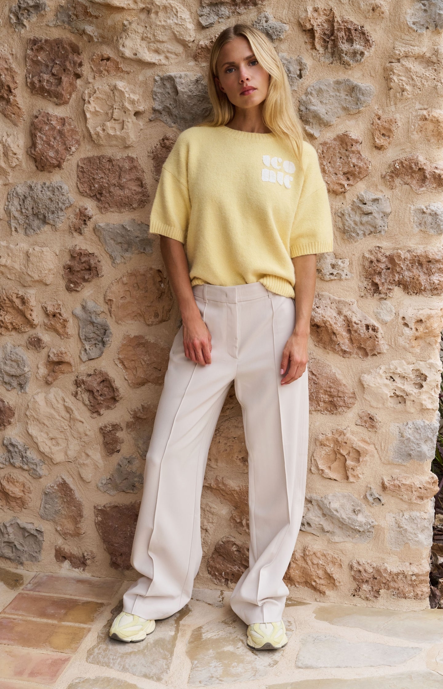 Knitted short sleeve sweater with artwork