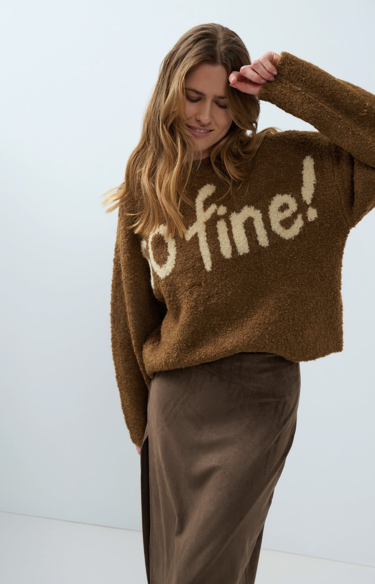Knitted sweater with artwork