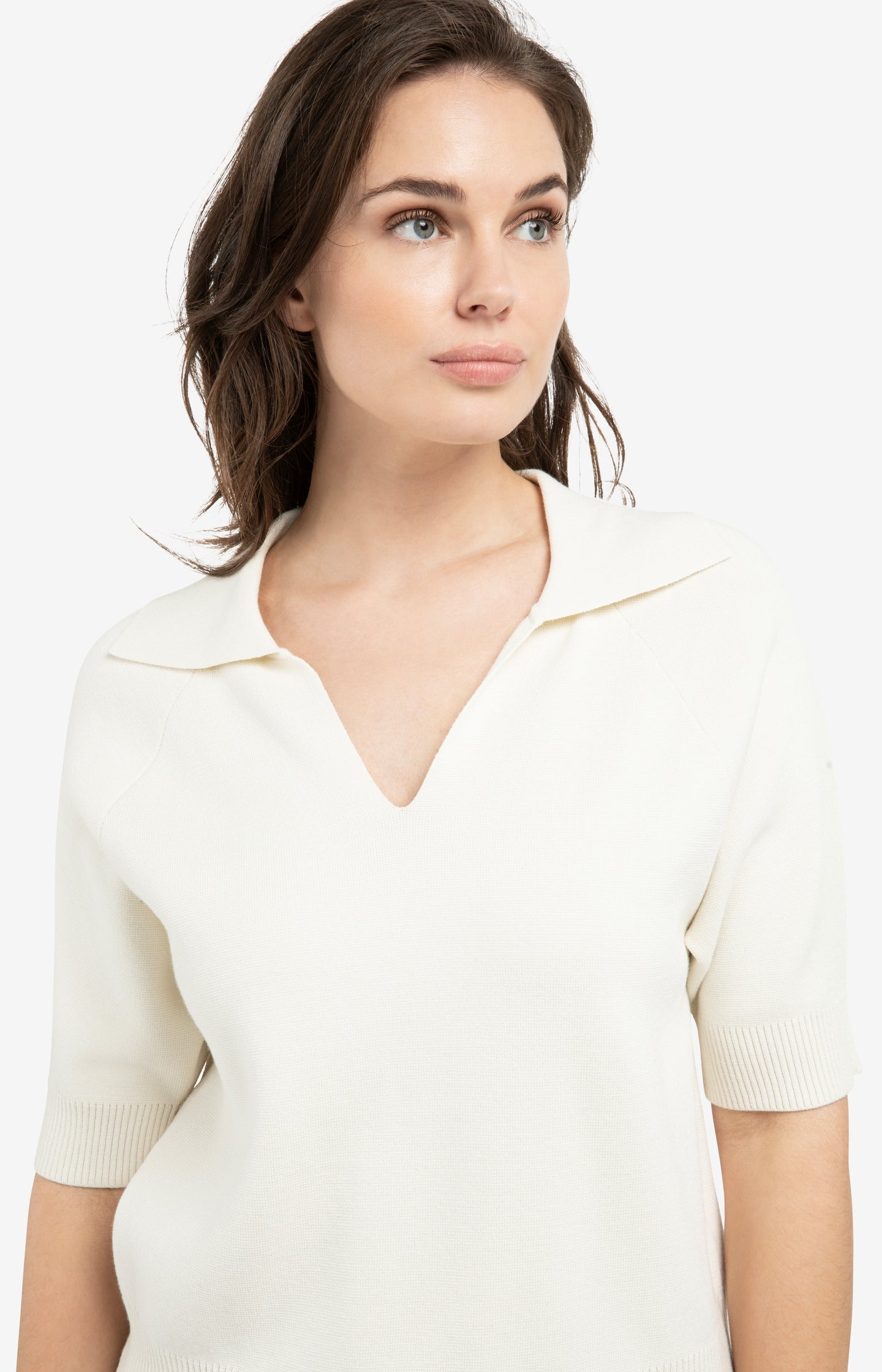Knitted sweater with collar and short sleeves