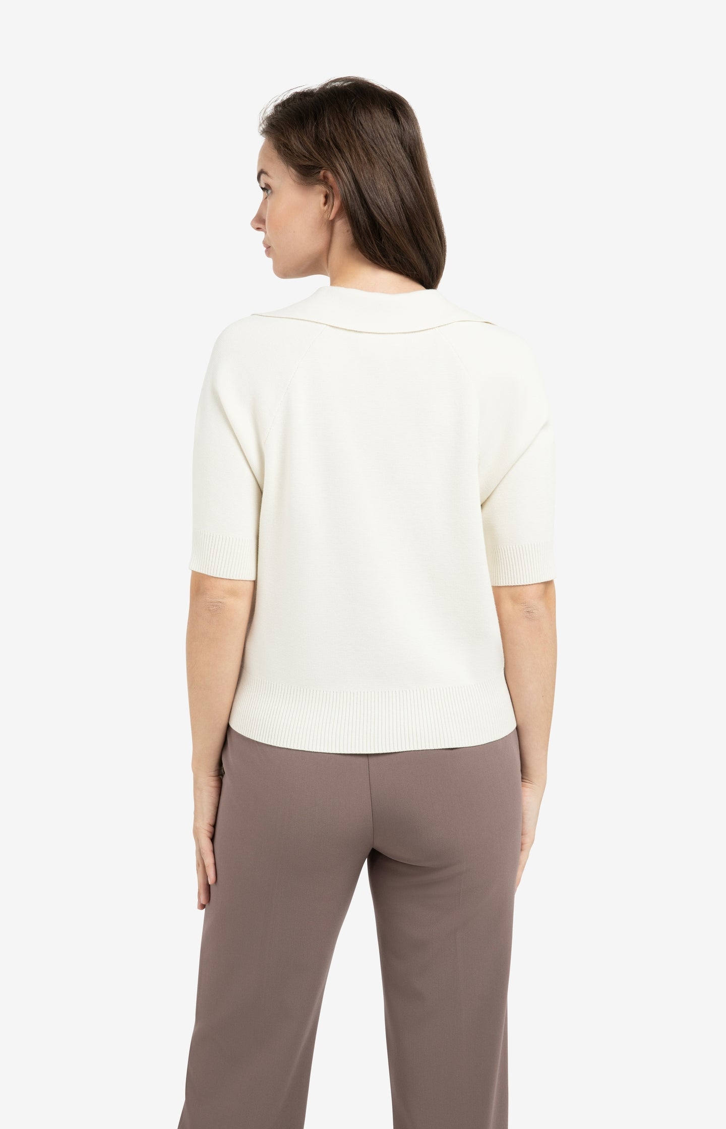 Knitted sweater with collar and short sleeves