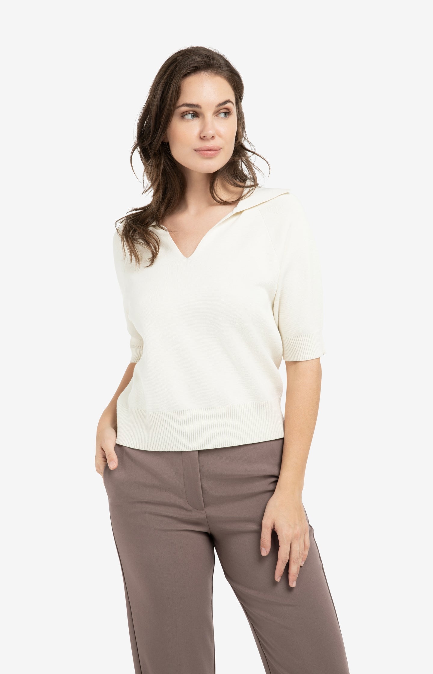 Knitted sweater with collar and short sleeves