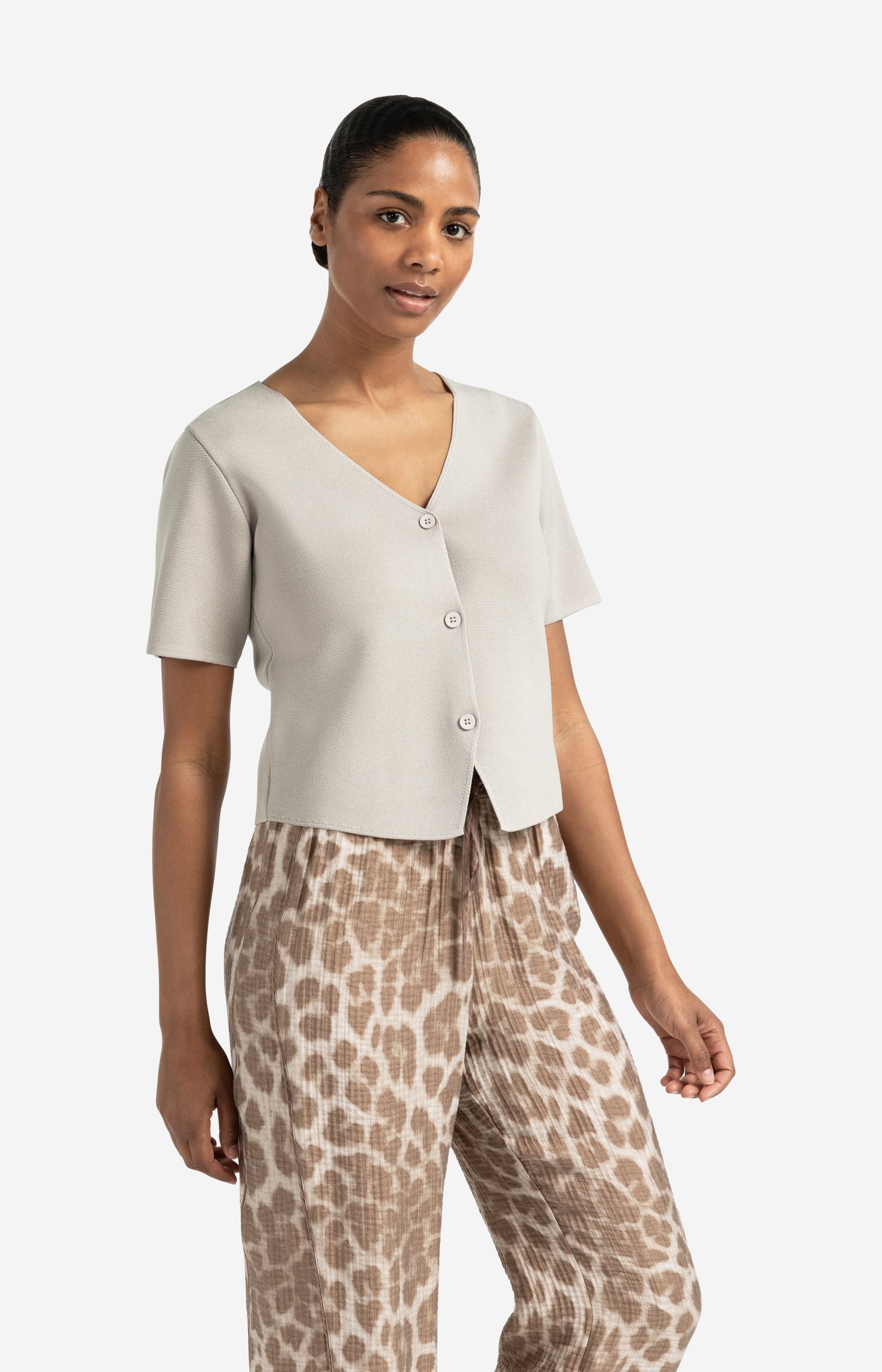 Knitted top with short sleeves and button closure