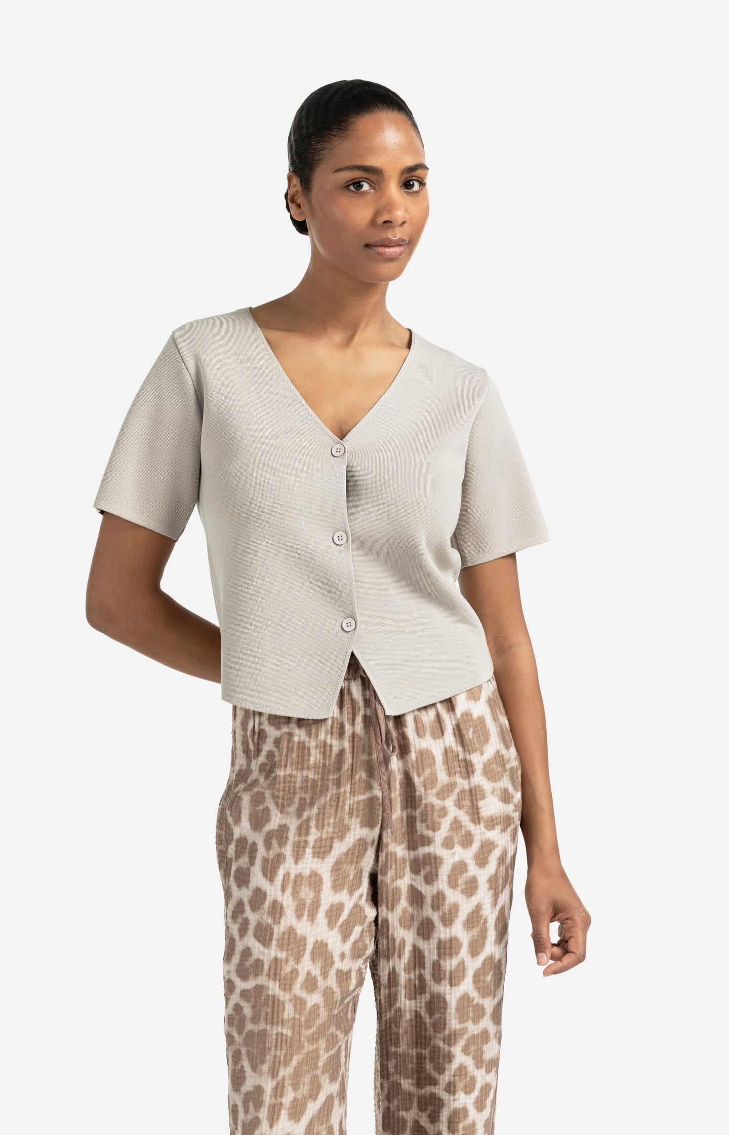 Knitted top with short sleeves and button closure