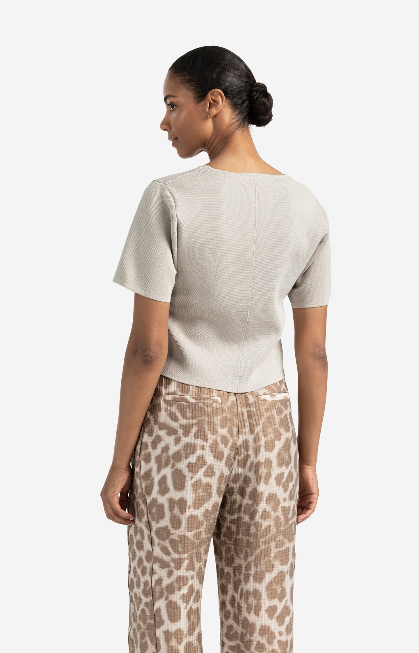 Knitted top with short sleeves and button closure