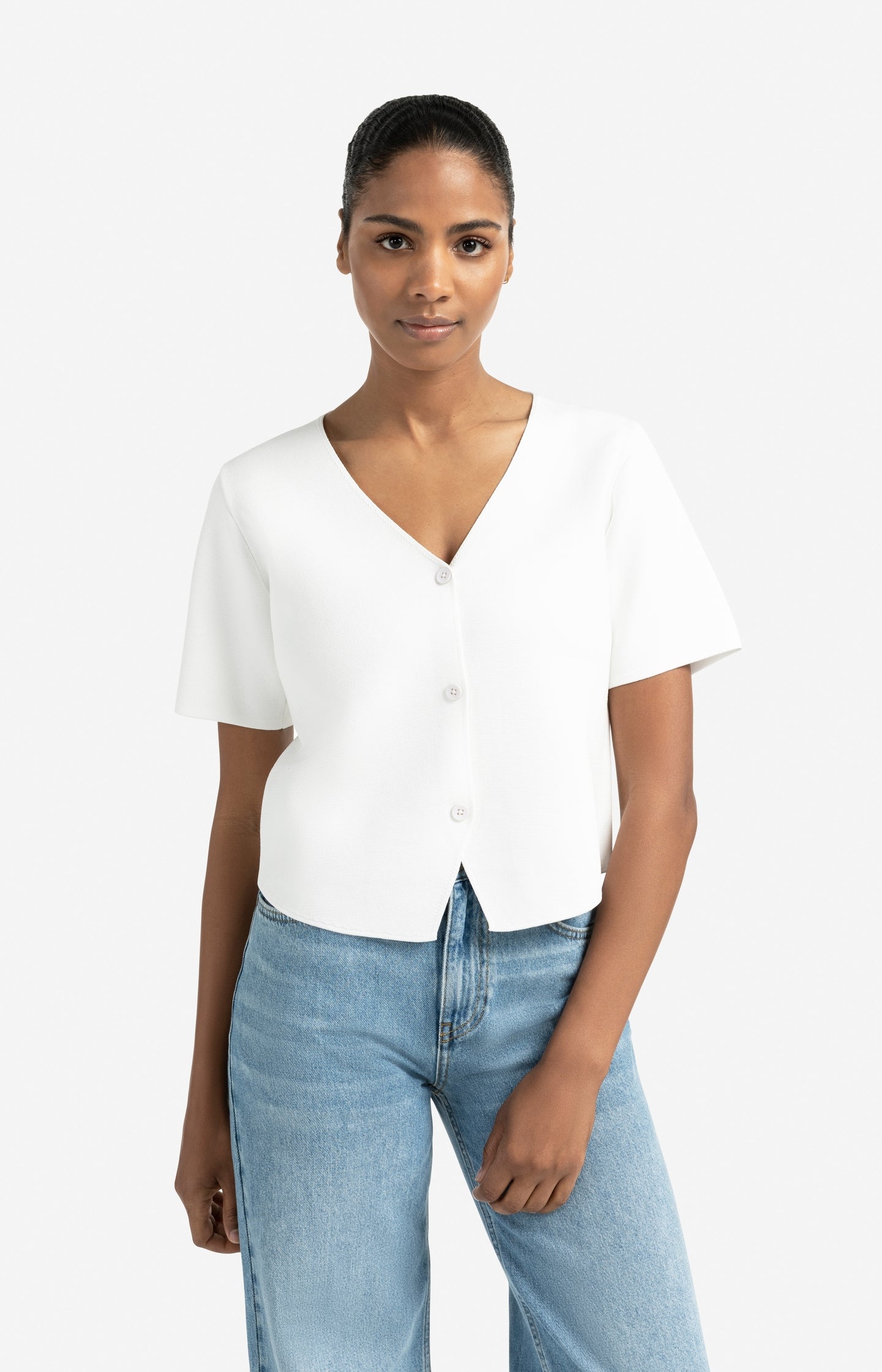 Knitted top with short sleeves and button closure