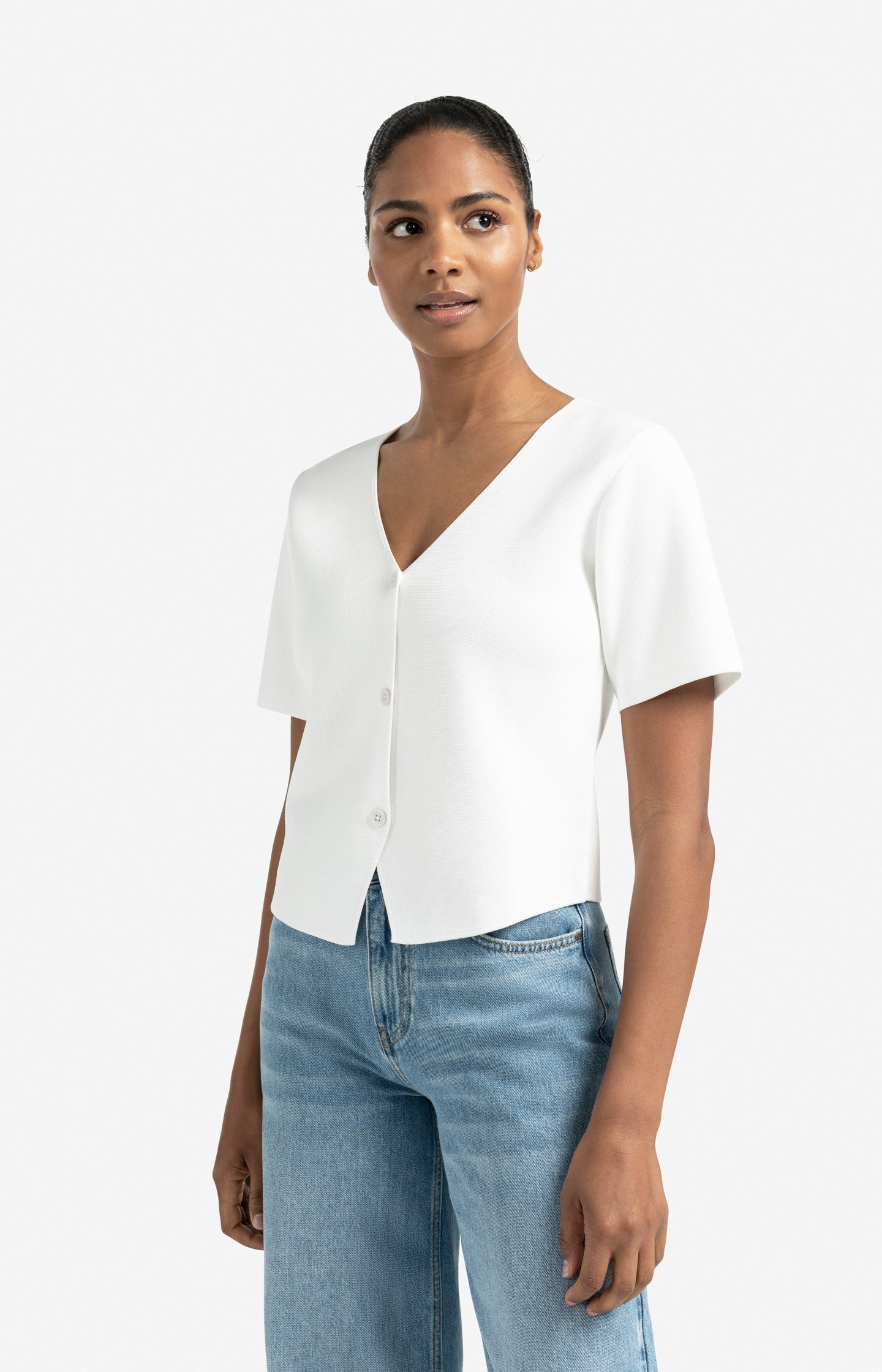 Knitted top with short sleeves and button closure