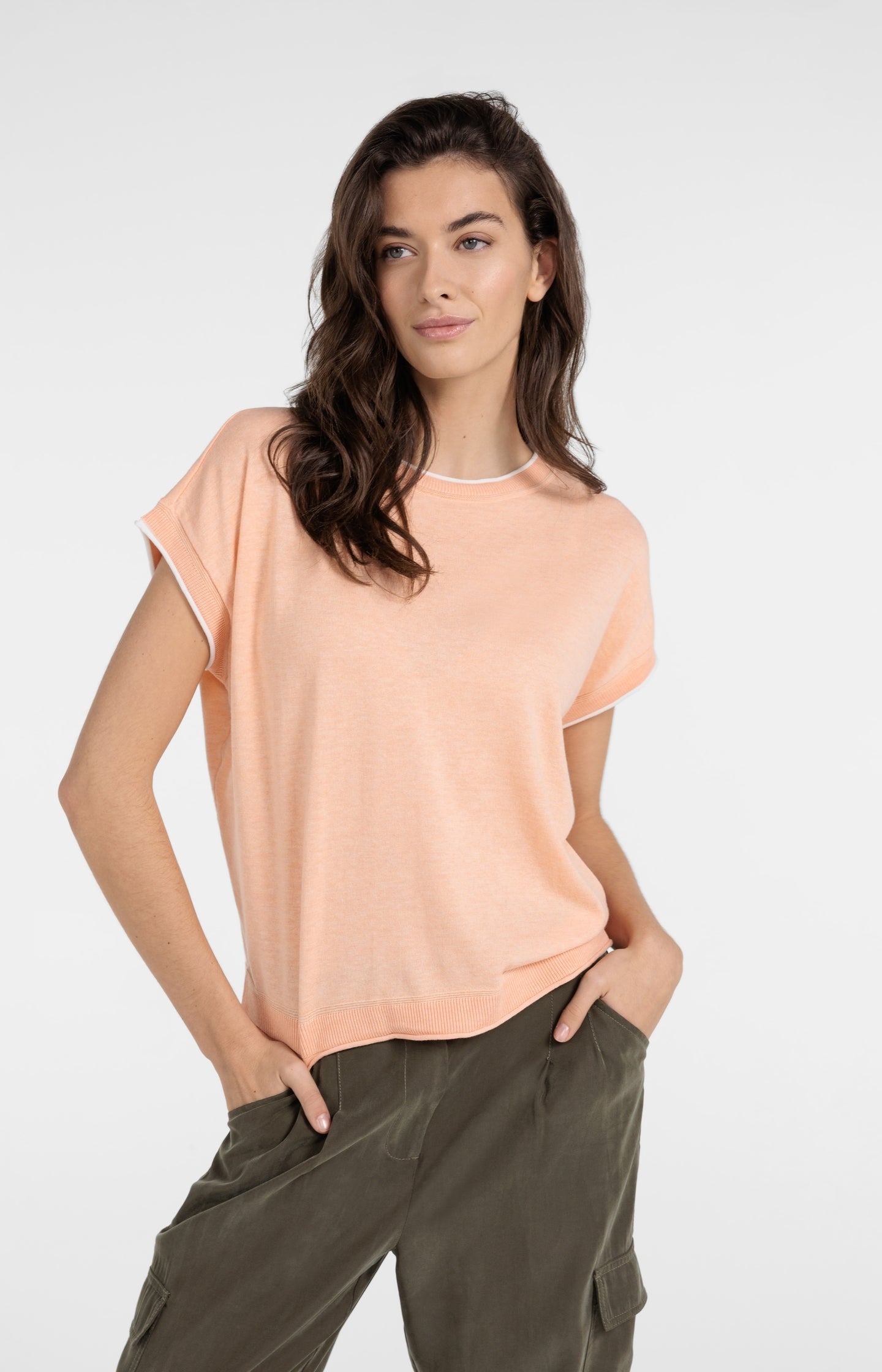 Knitted top with short sleeves and contrasting trims