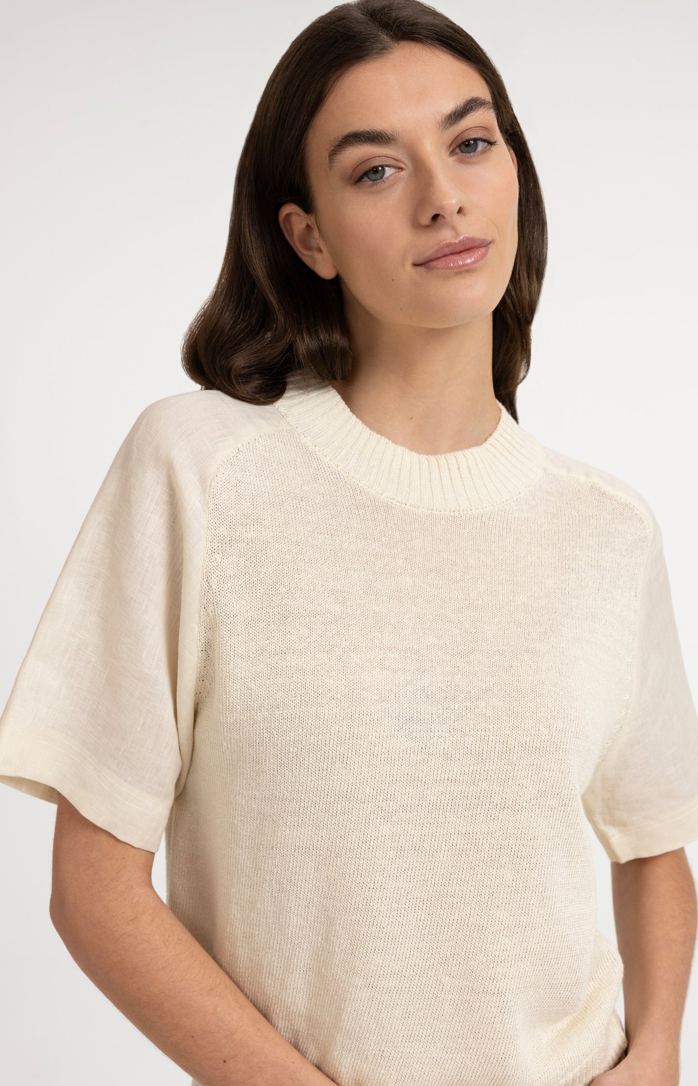 Knitted top with short sleeves and ribbed neckline - Type: video