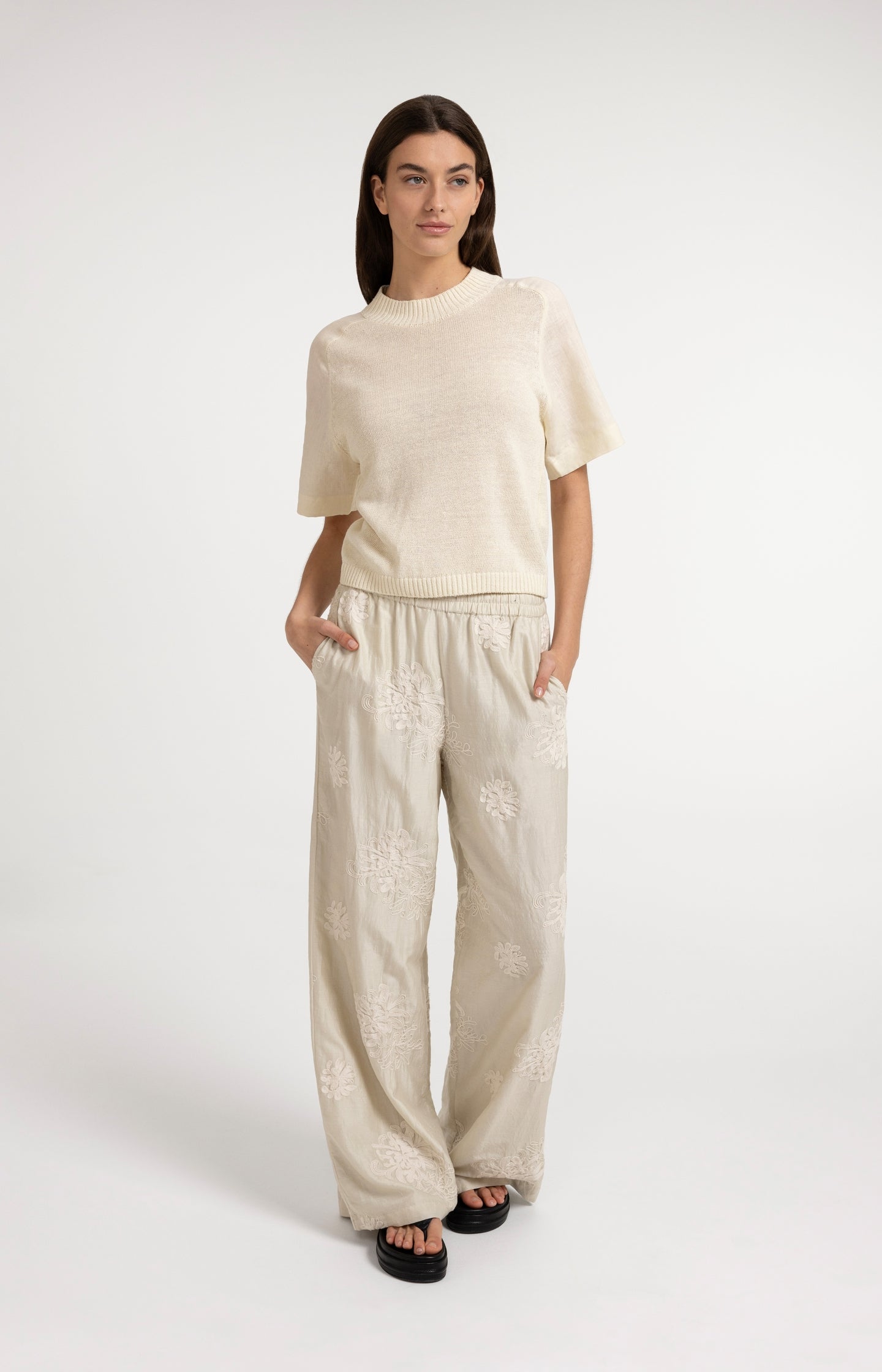 Knitted top with short sleeves and ribbed neckline - Type: video