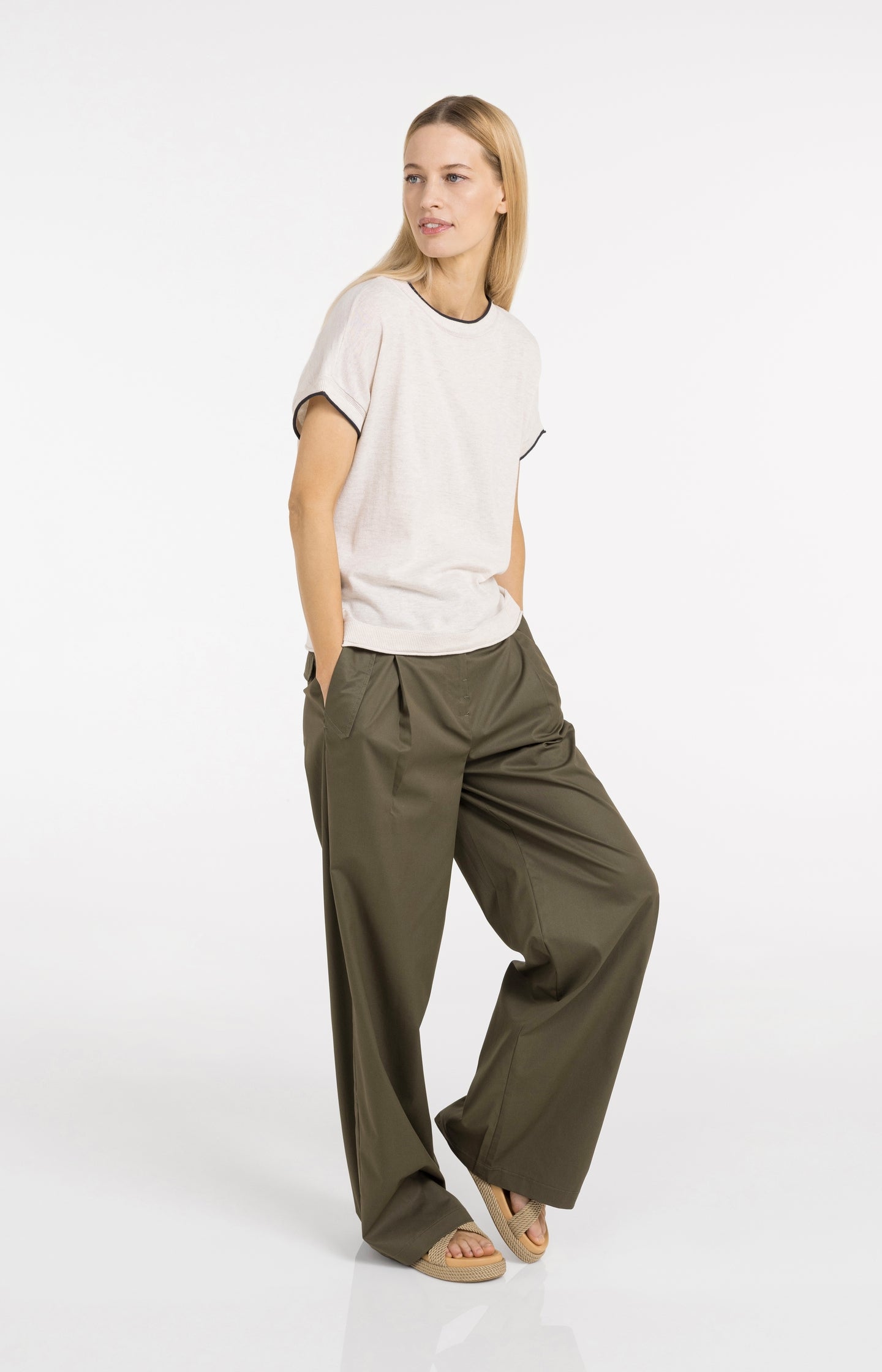 Knitted top with short sleeves and rolled edges