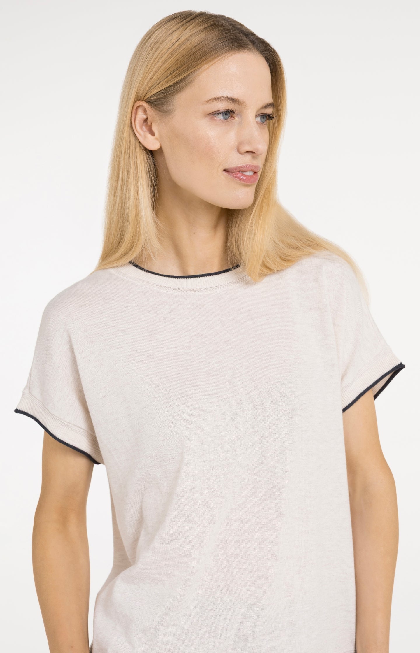 Knitted top with short sleeves and rolled edges