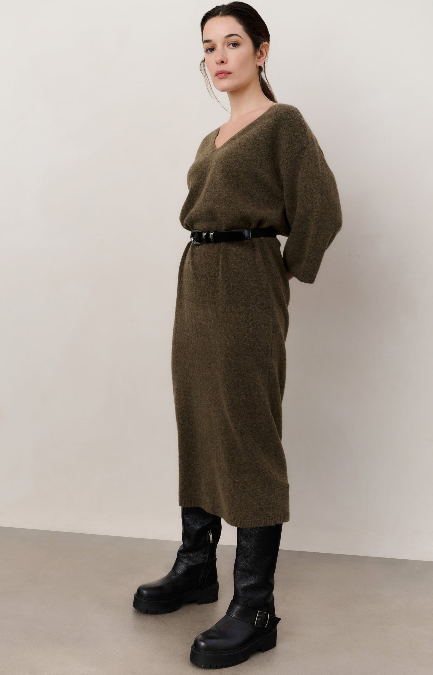 Knitted V-neck dress with short sleeves