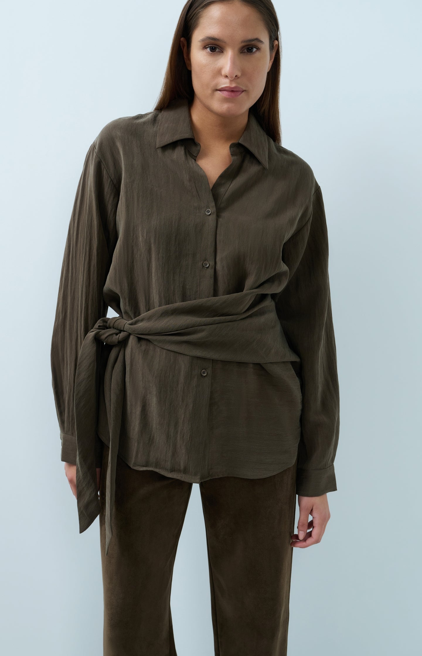 Knotted blouse with long sleeves