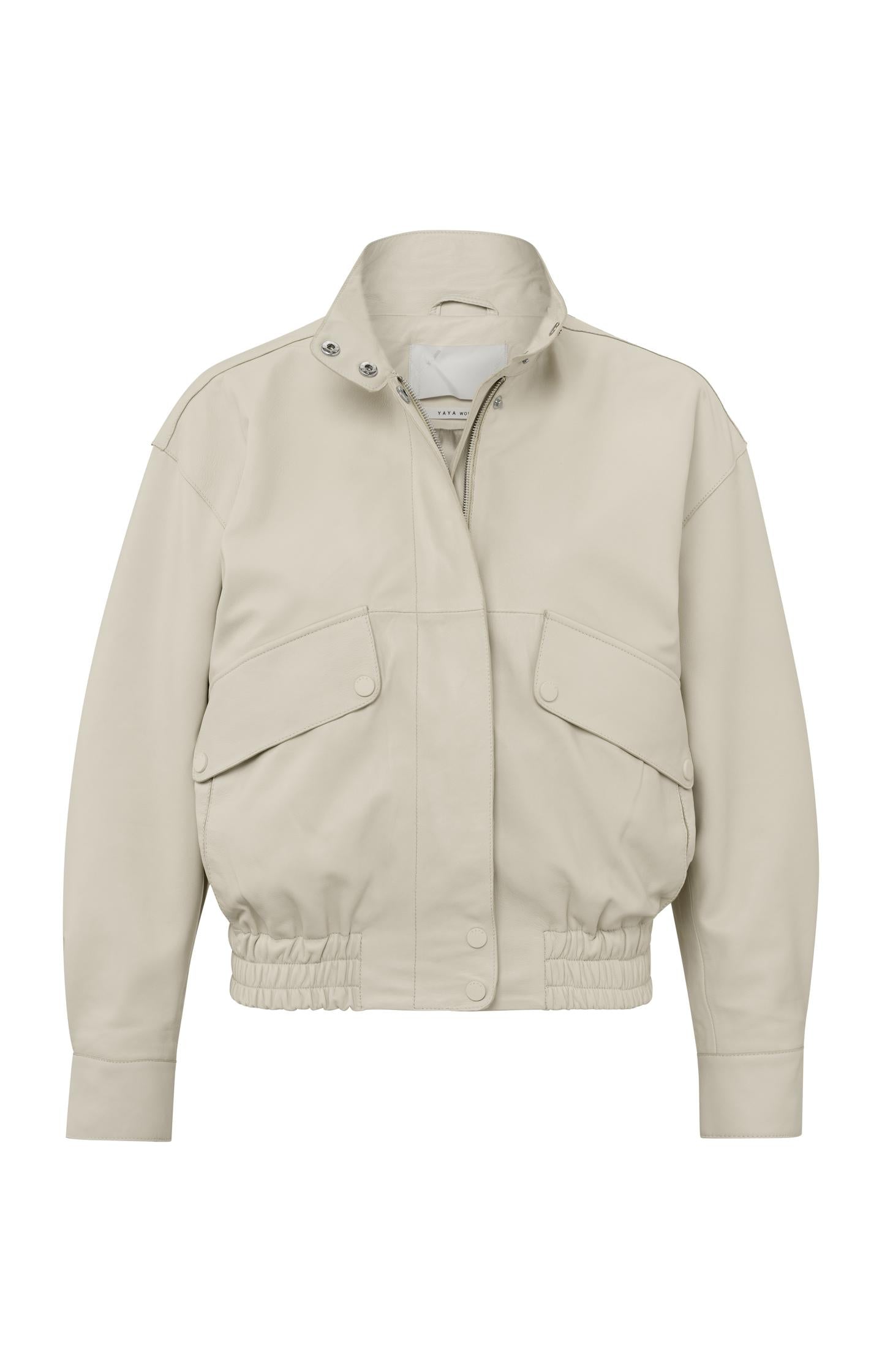 Leather jacket with long sleeves, pockets and a zip