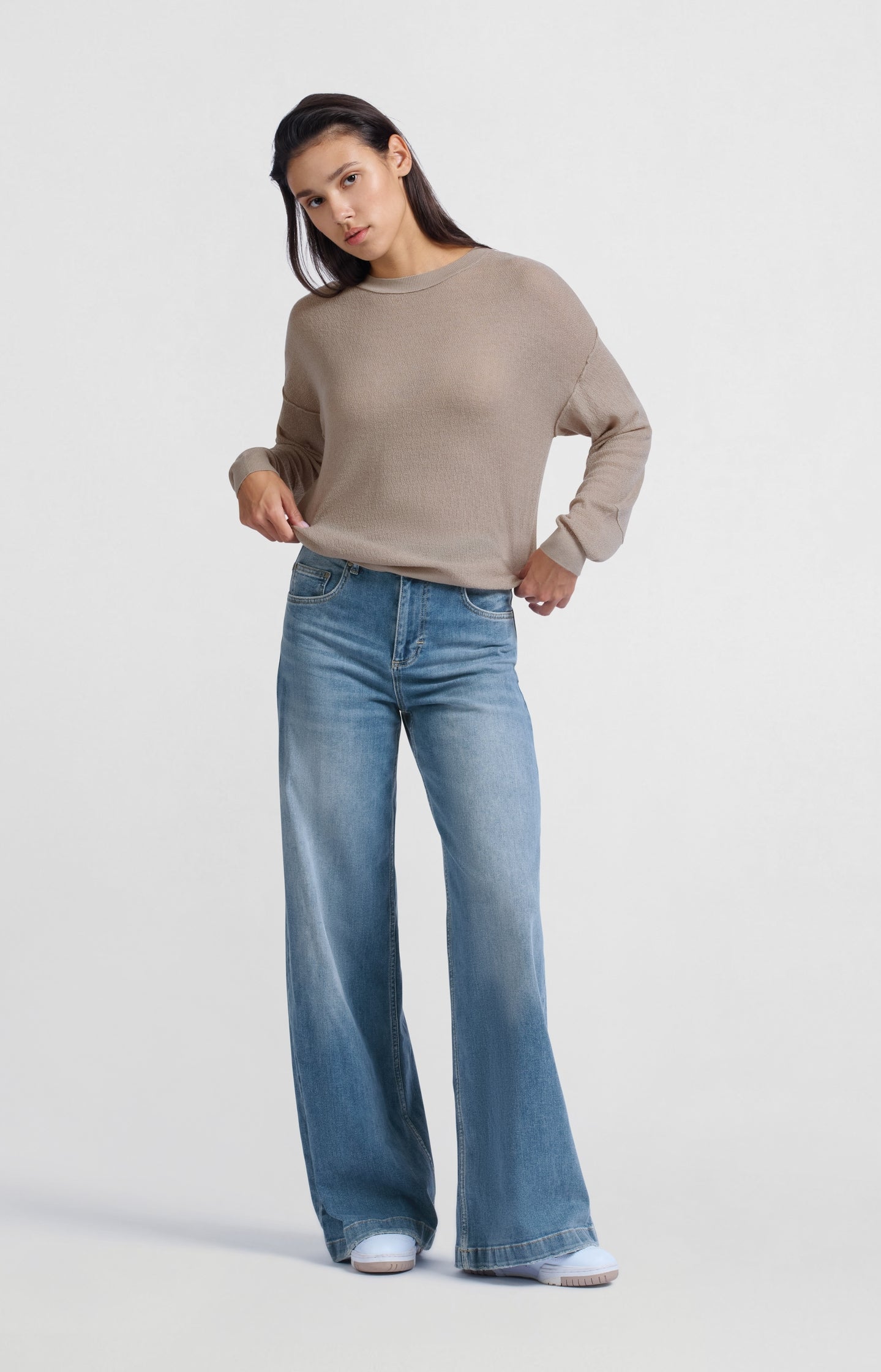 Lichtbruine sweater met ronde hals en subtiele naden – YAYA