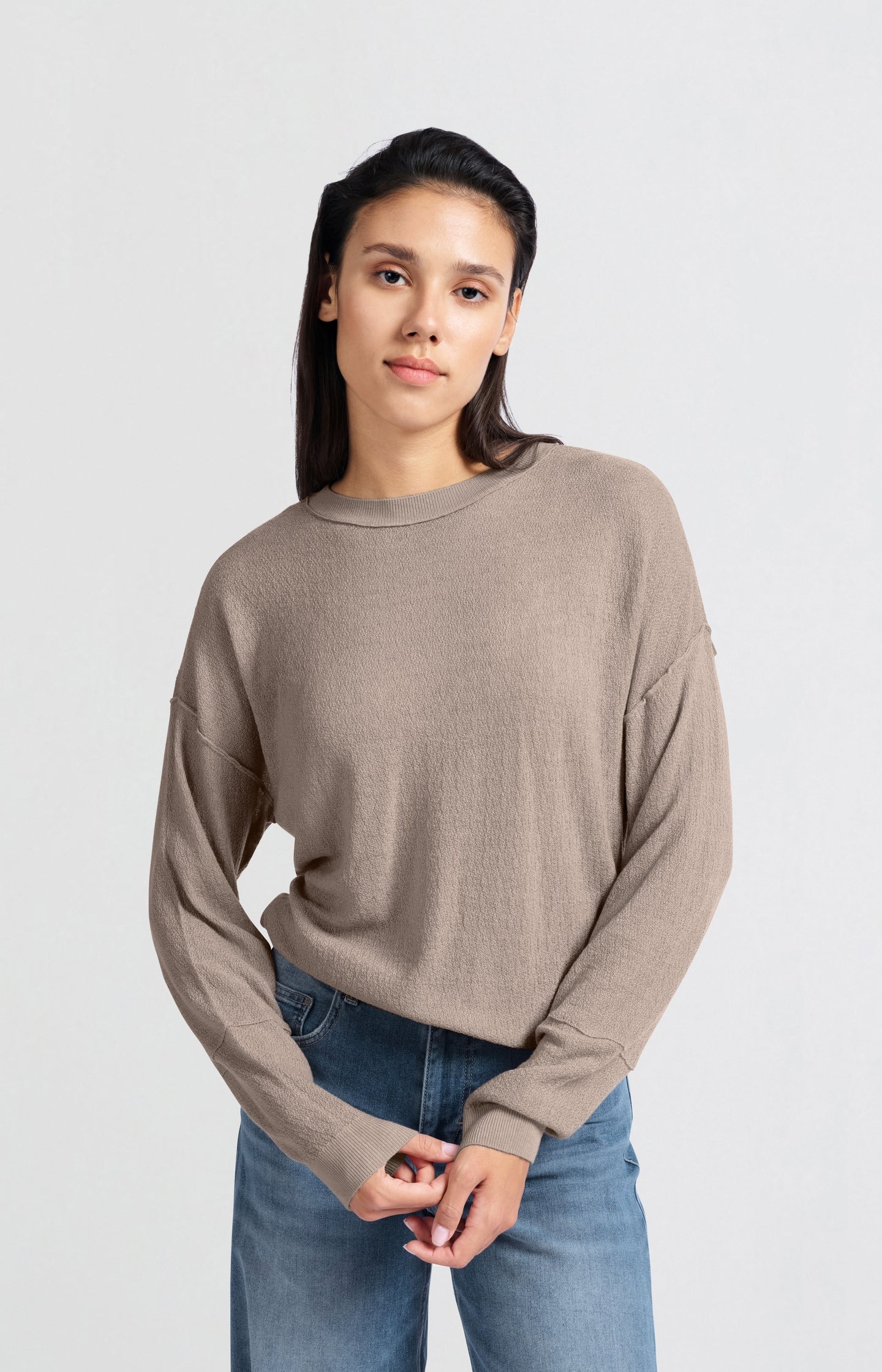 Lichtbruine sweater met ronde hals en subtiele naden – YAYA
