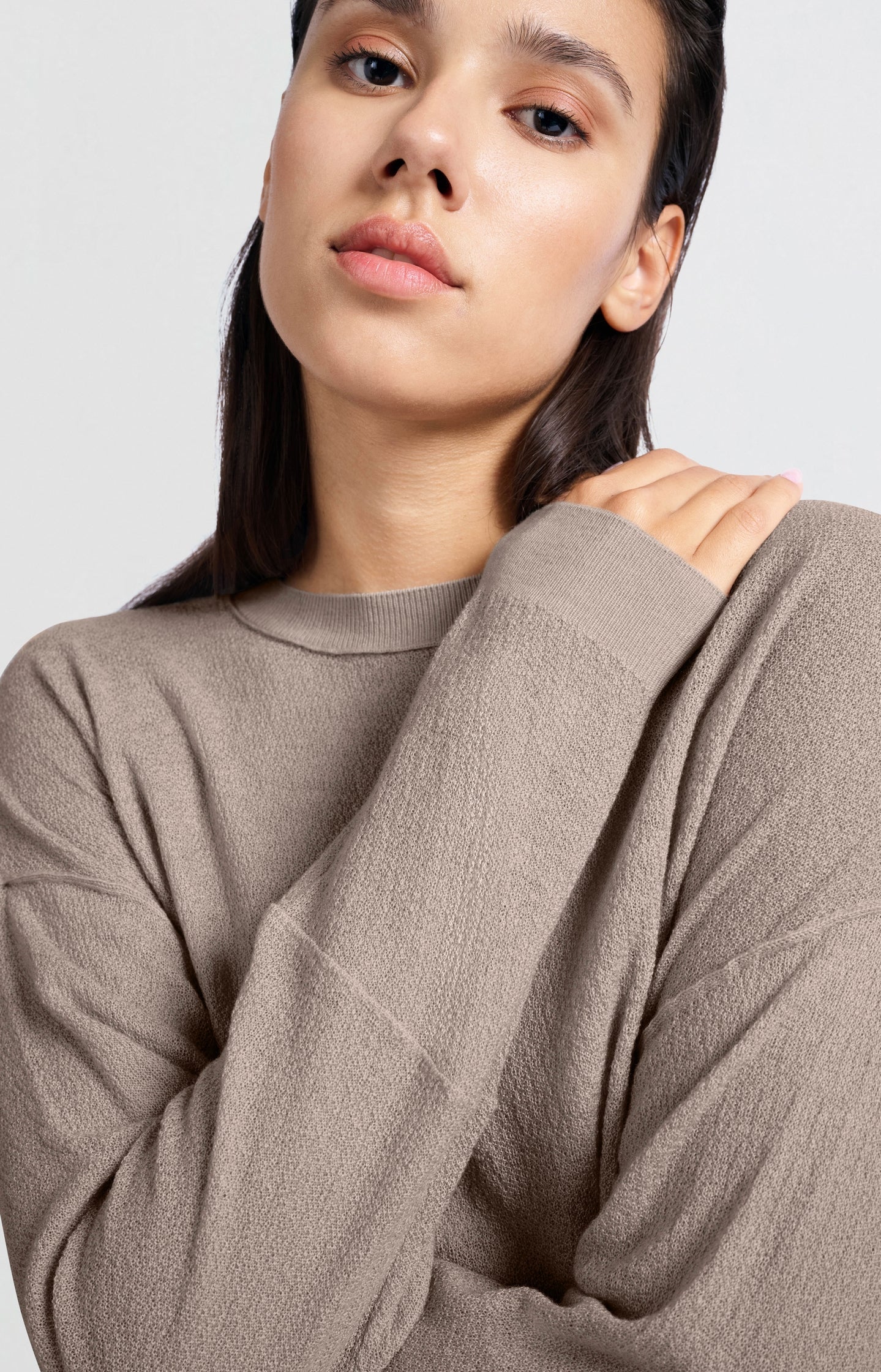Lichtbruine sweater met ronde hals en subtiele naden – YAYA