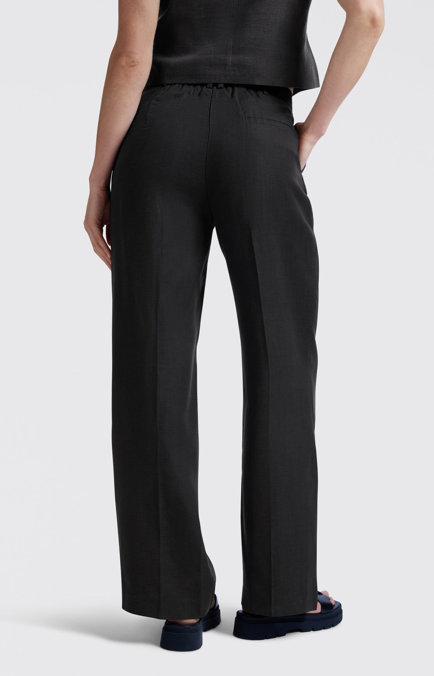 Linen-blend trousers with wide legs (L32) - Type: lookbook