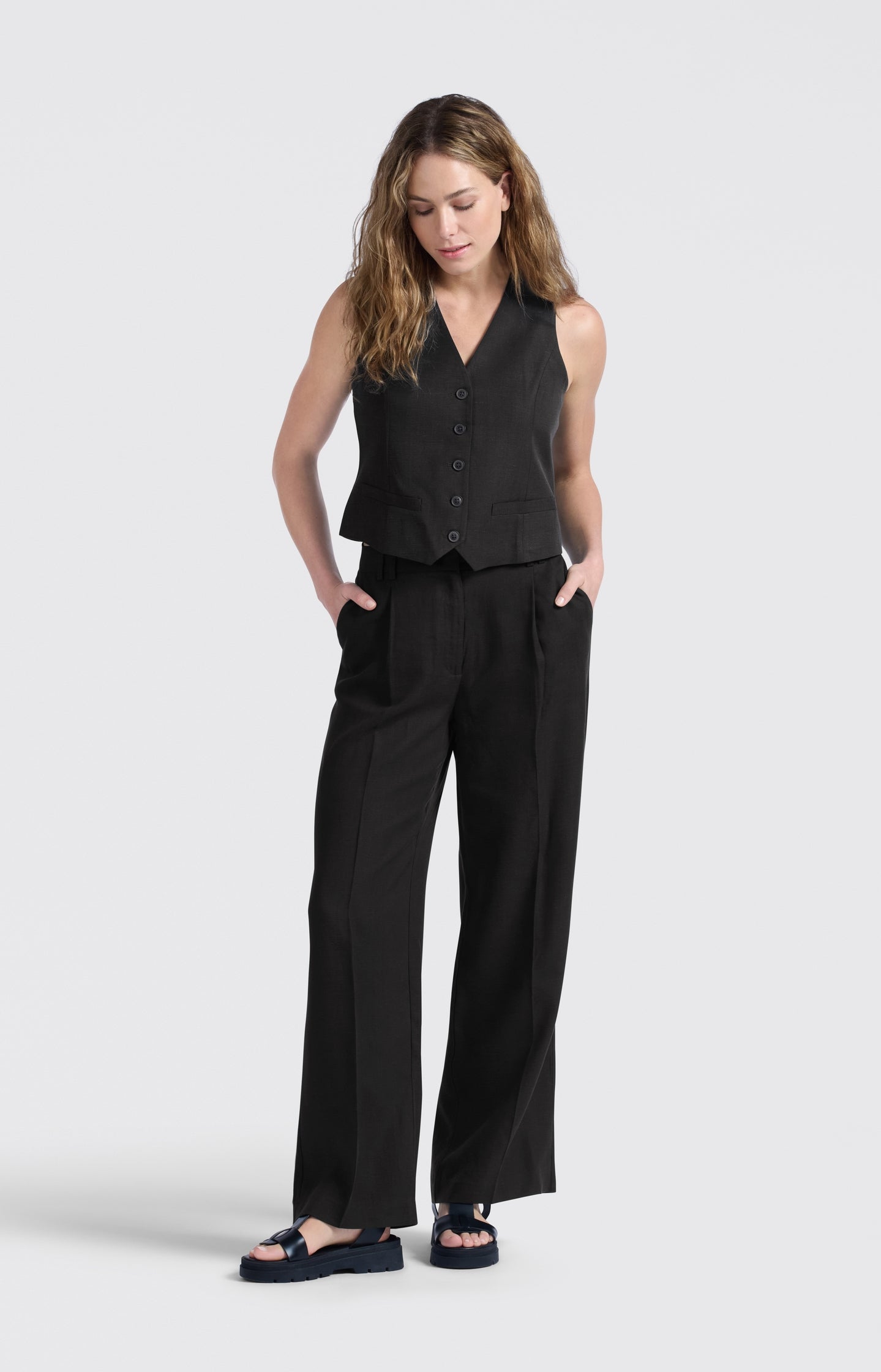 Linen-blend trousers with wide legs (L32)