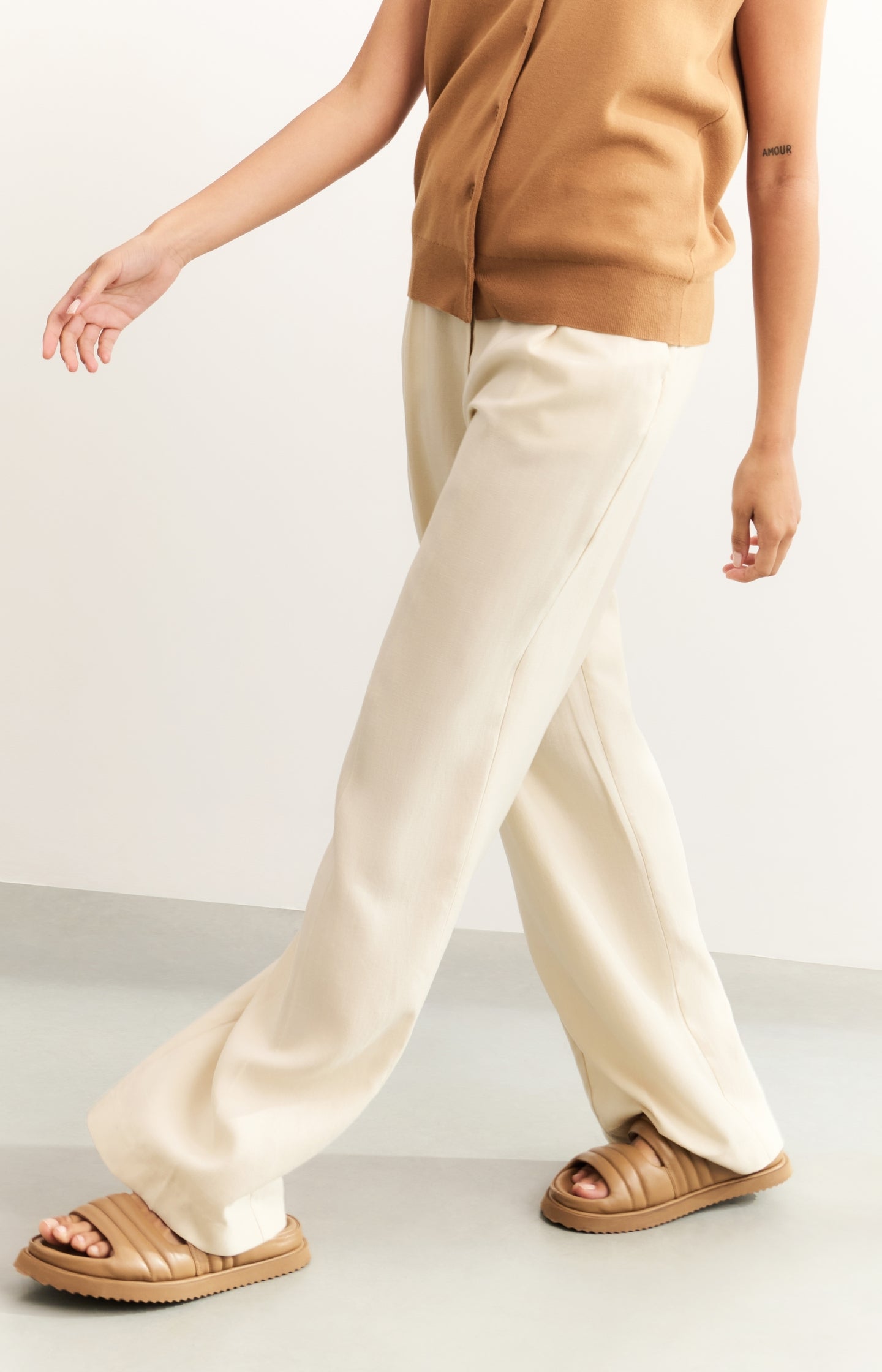 Linen-blend trousers with wide legs (L32) - Type: lookbook