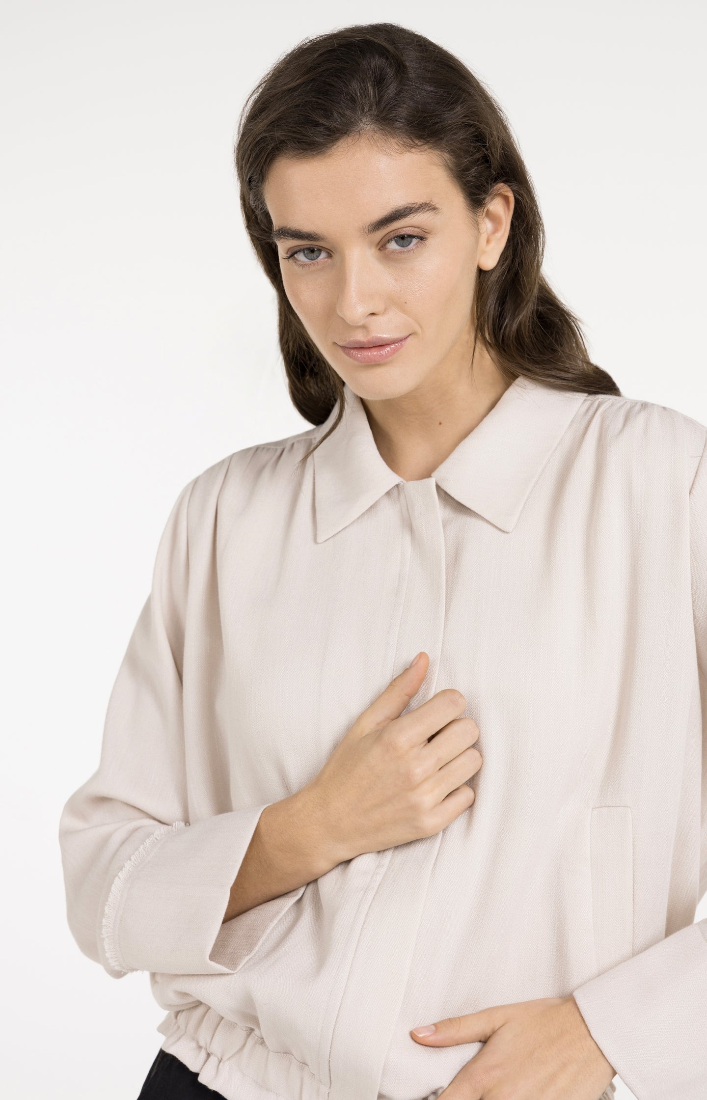 Linen blouse jacket with collar and elasticated hem
